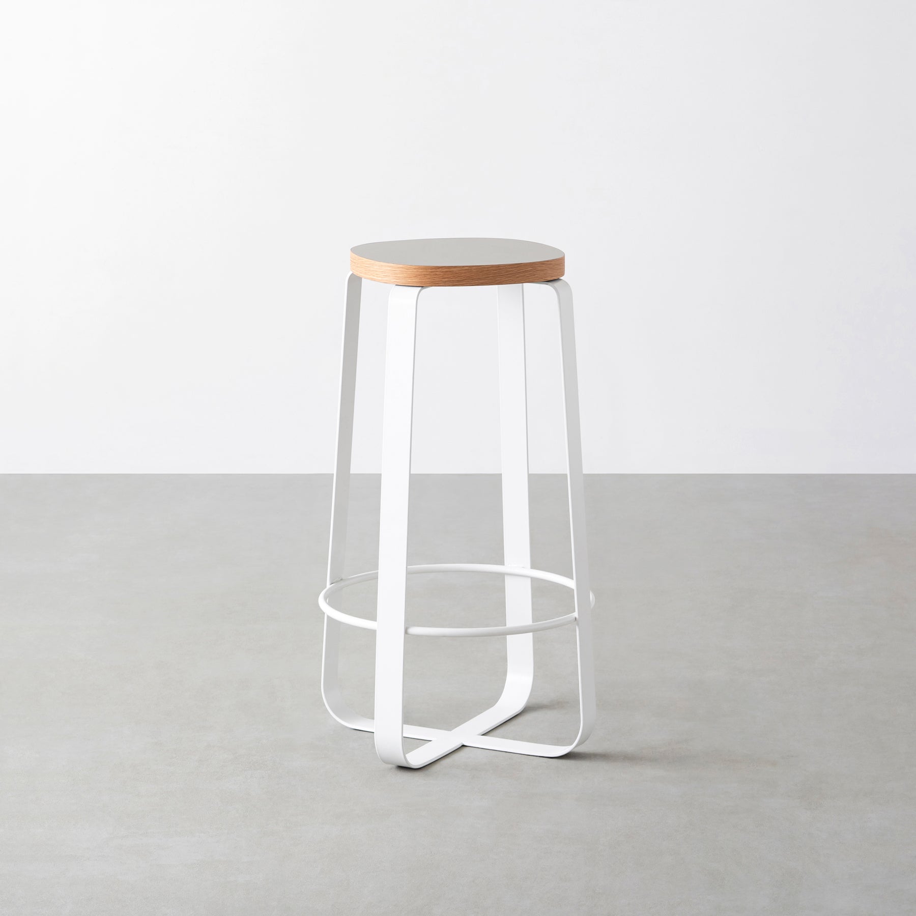 KanademonoのリノリウムPebble Squircle座面とホワイトのcross_Plate脚を合わせたシンプルモダンなHighスツール