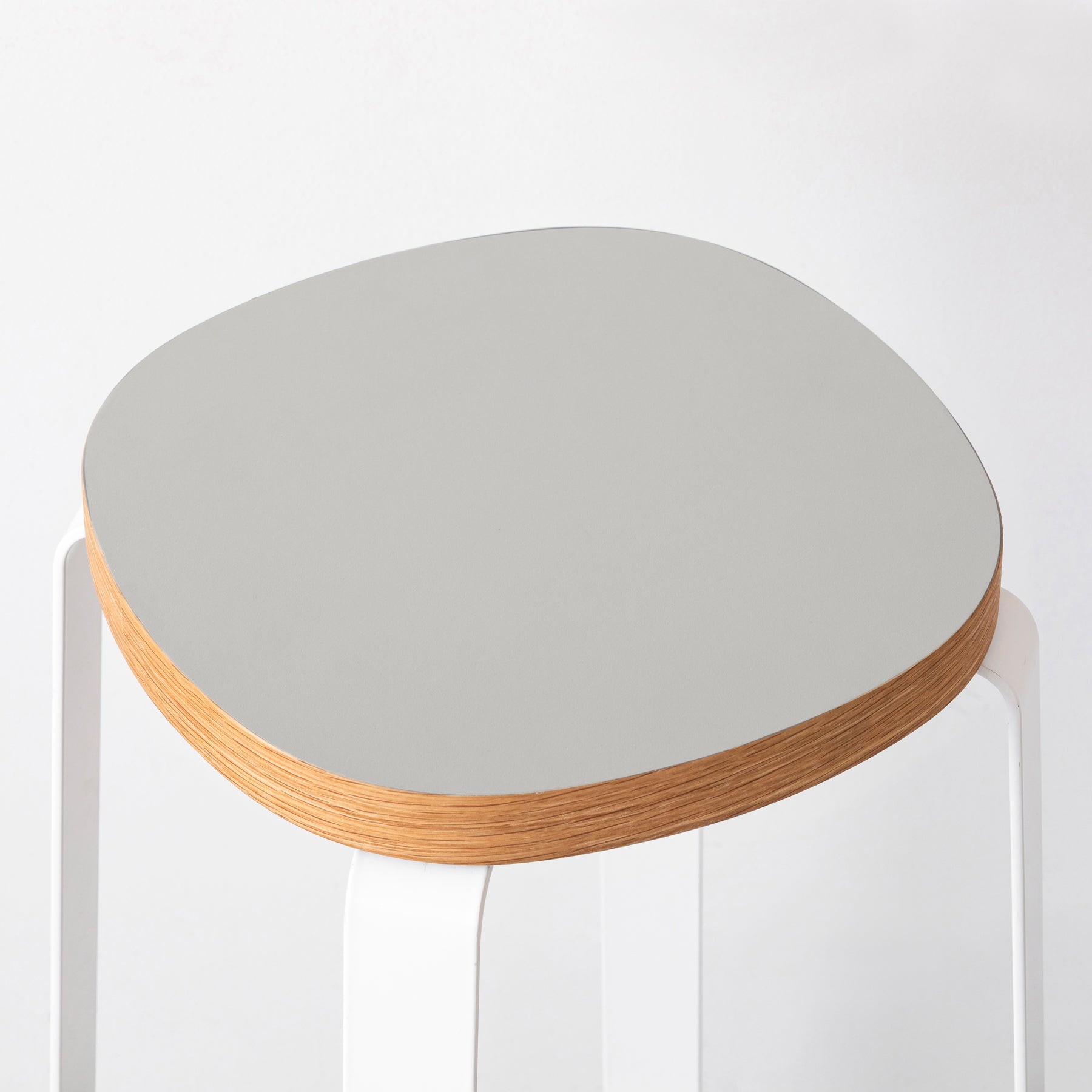 KanademonoのリノリウムPebble Squircle座面とホワイトのcross_Plate脚を合わせたシンプルモダンなHighスツール（座面）