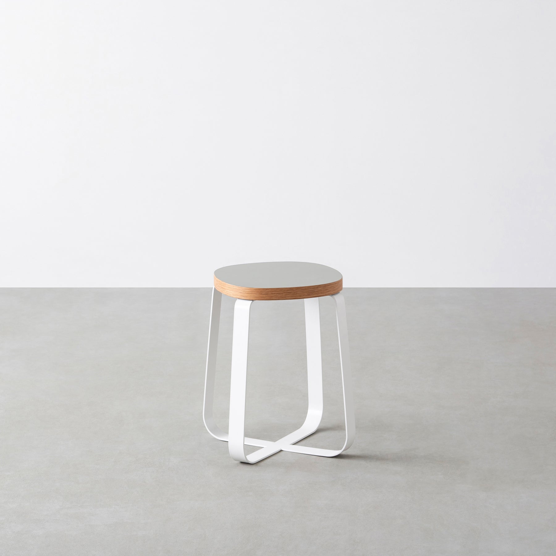 KanademonoのリノリウムPebble Squircle座面とホワイトのCross Plate脚を合わせたシンプルモダンなスツール