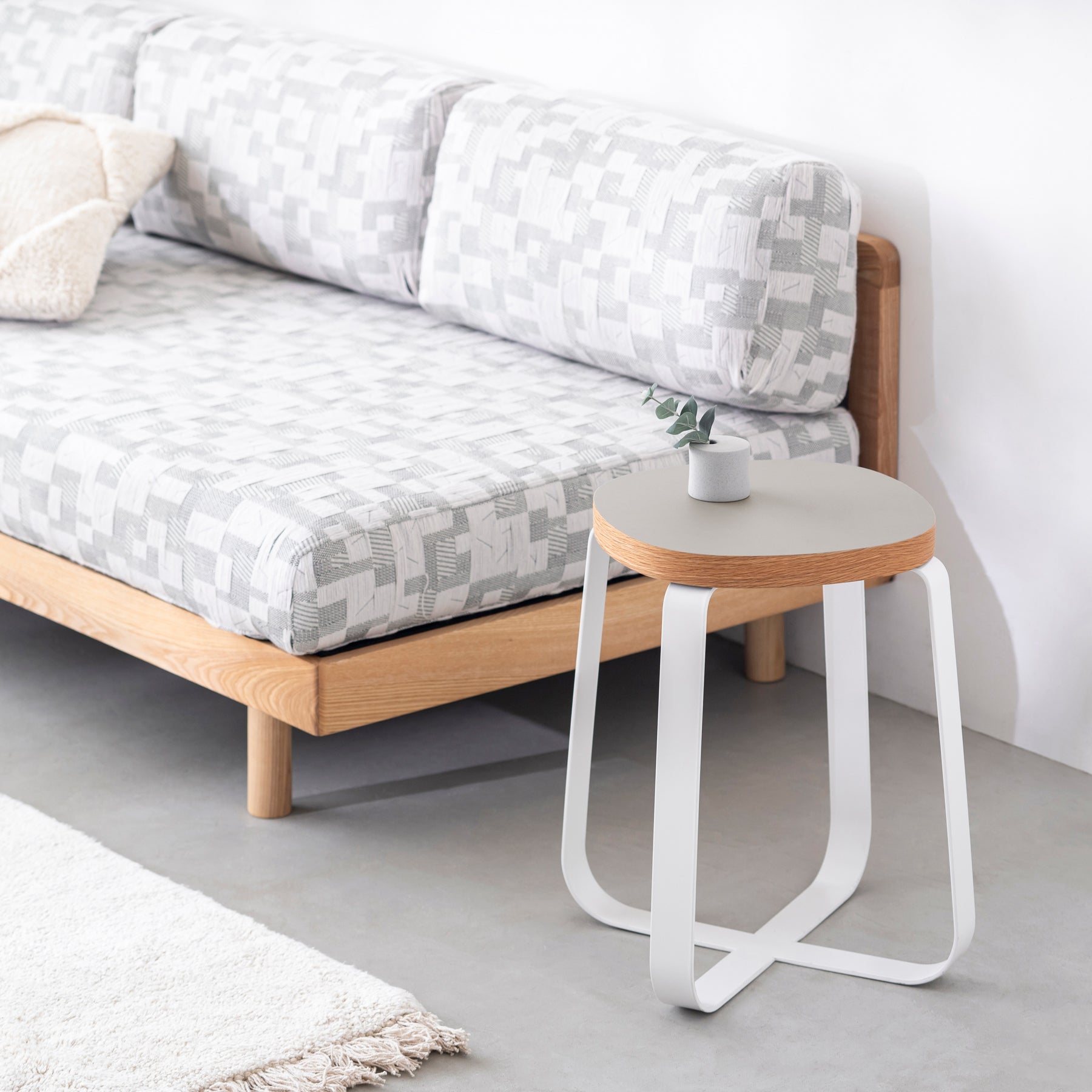 KanademonoのリノリウムPebble Round座面とホワイトのCross Plate脚を合わせたシンプルモダンなスツール（使用例）