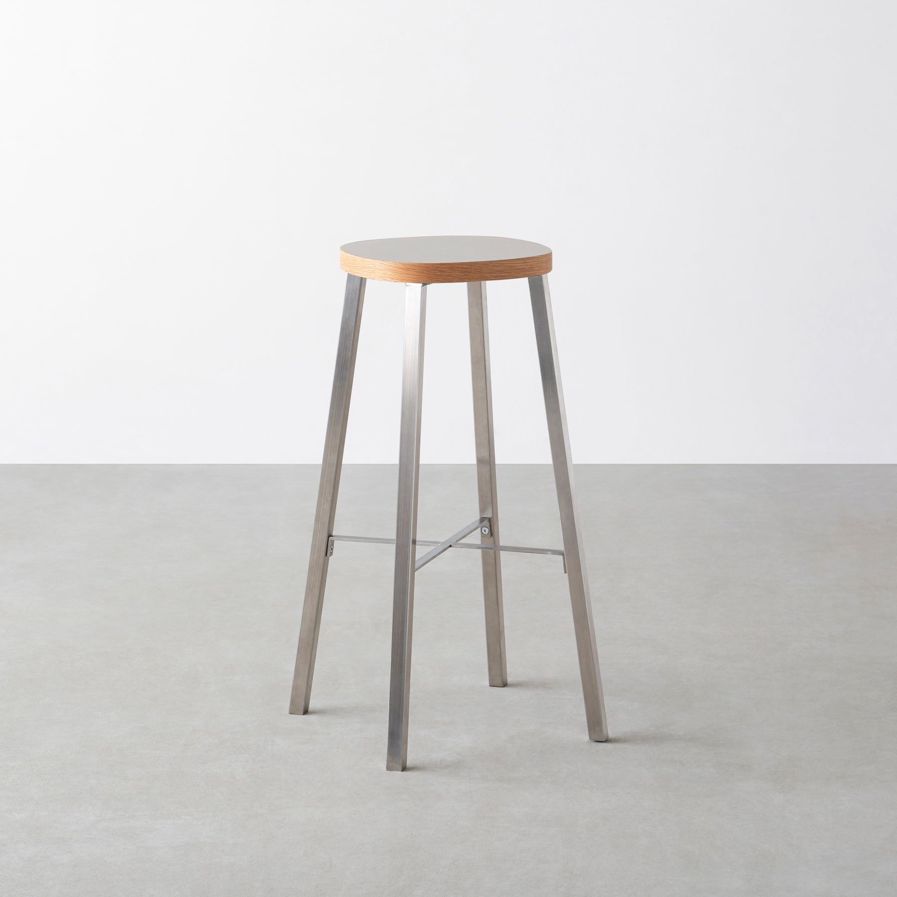 KanademonoのリノリウムPebble Squircle座面とステンレスのSlant_Bar脚を合わせたシンプルモダンなHighスツール