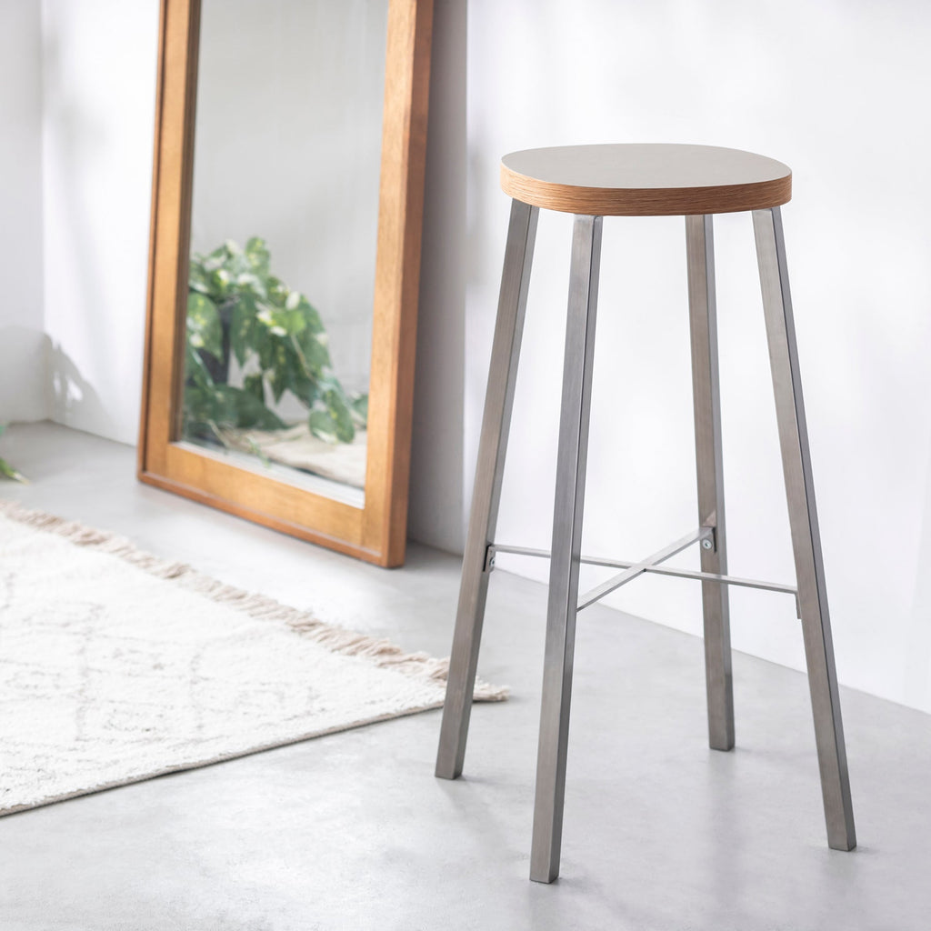 KanademonoのリノリウムPebble Squircle座面とステンレスのSlant_Bar脚を合わせたシンプルモダンなHighスツール（使用例）