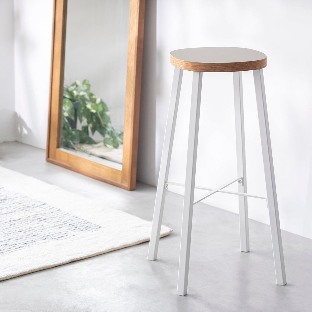 KanademonoのリノリウムPebble Squircle座面とホワイトのSlant_Bar脚を合わせたシンプルモダンなHighスツール（使用例）