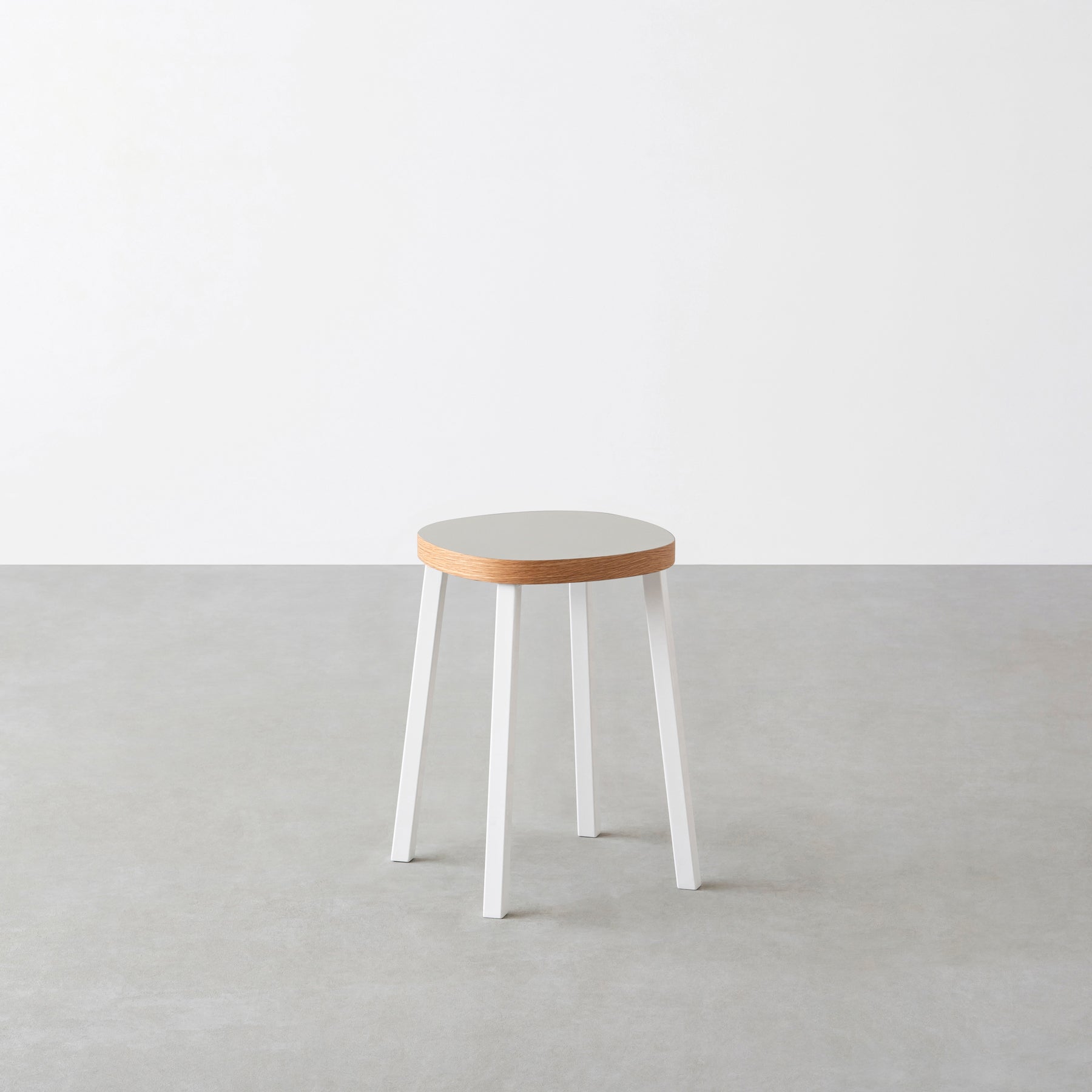 KanademonoのリノリウムPebble Squircle座面とホワイトのSlant Bar脚を合わせたシンプルモダンなスツール