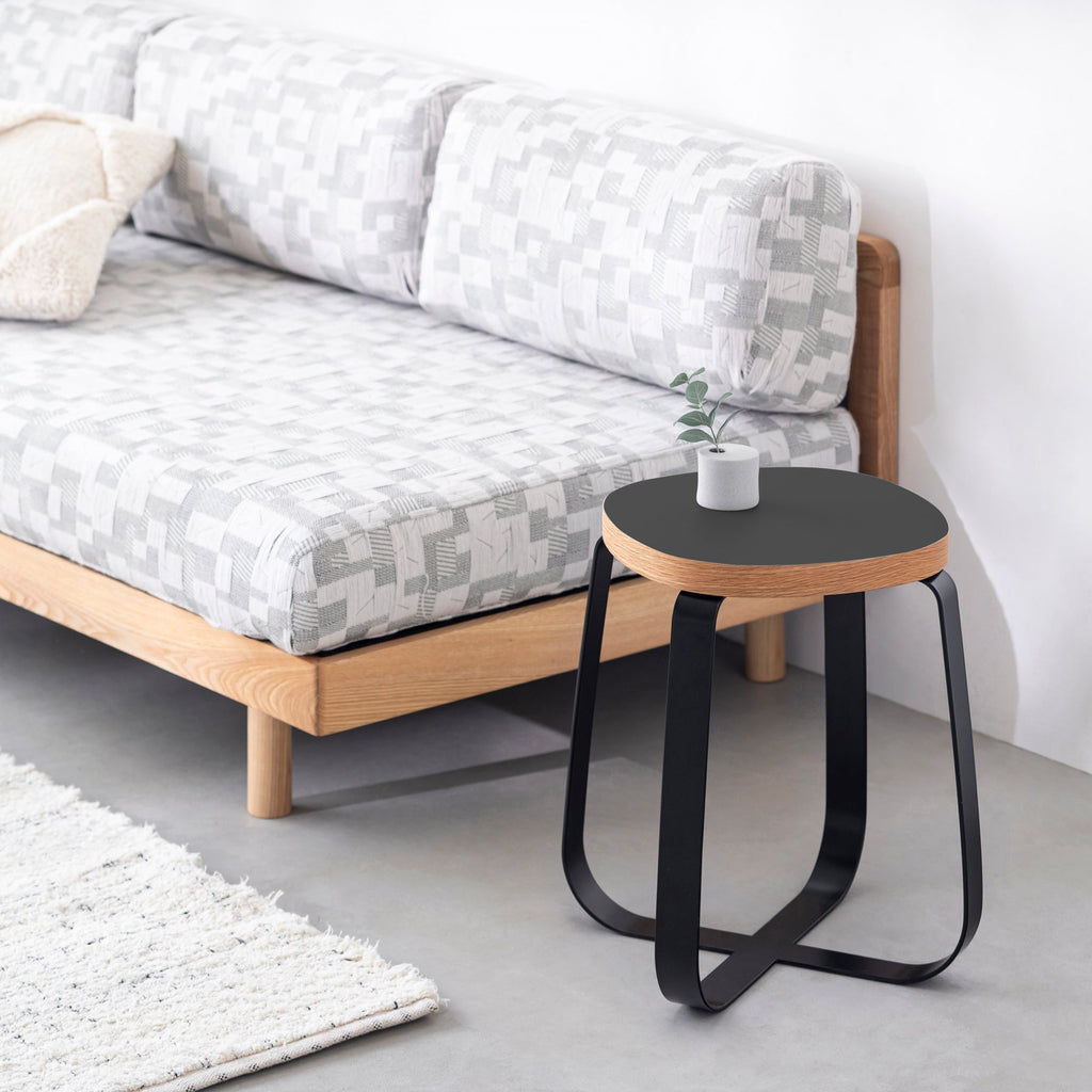 KanademonoのリノリウムCharcoal　Squircle座面とブラックのCross Plate脚を合わせたシンプルモダンなスツール（使用例）