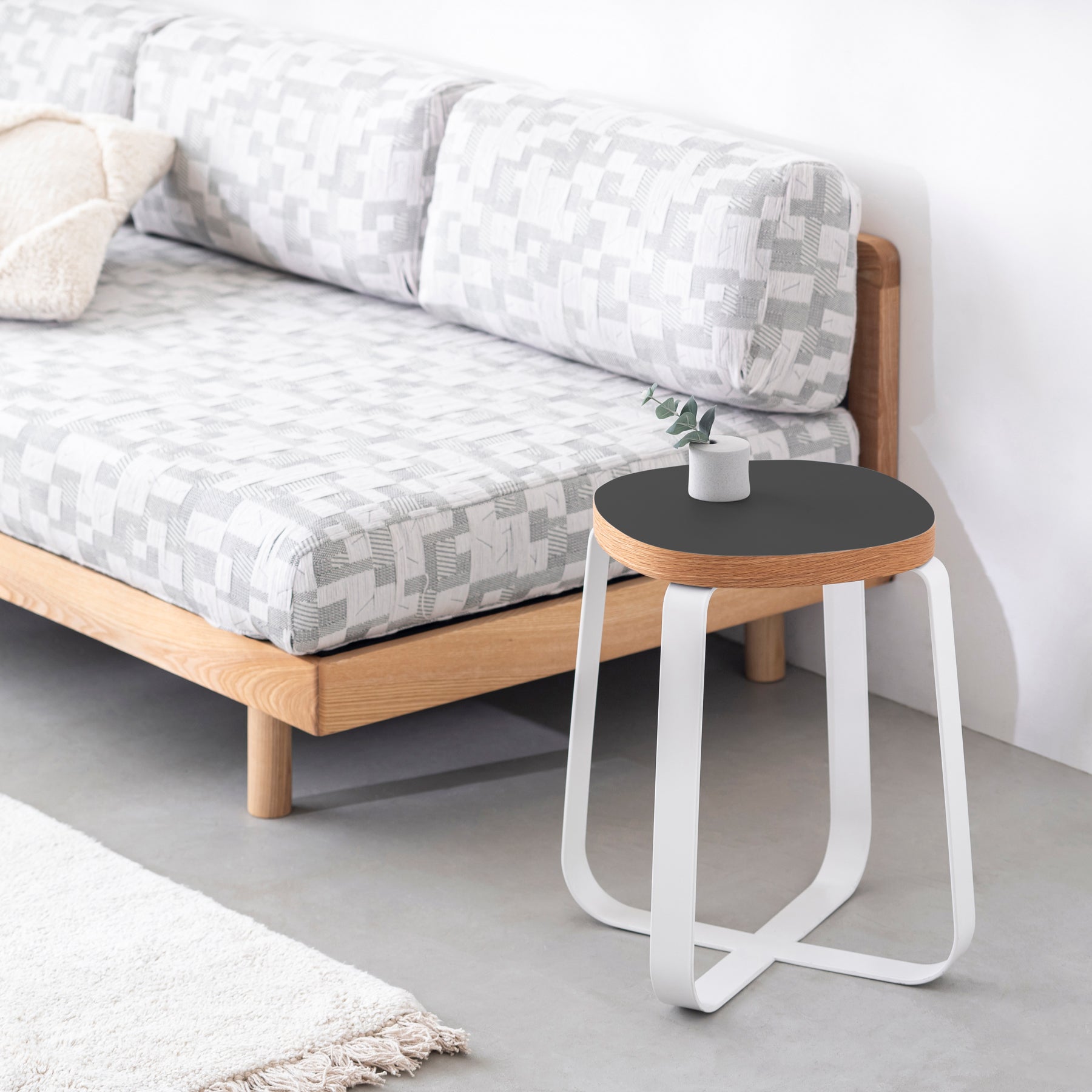 KanademonoのリノリウムCharcoal Squircle座面とホワイトのCross Plate脚を合わせたシンプルモダンなスツール