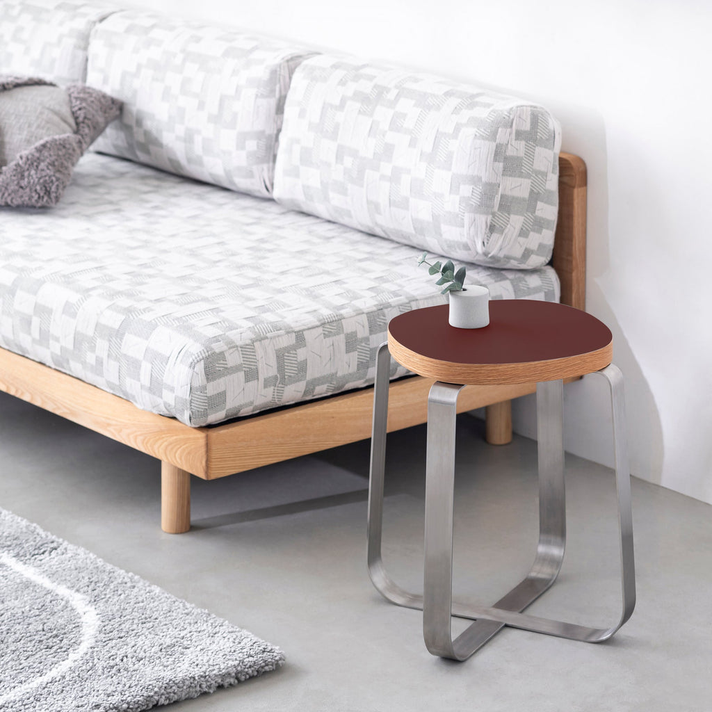 KanademonoのリノリウムBurgundy Squircle座面とステンレスのCross_Plate脚を合わせたシンプルモダンなスツール