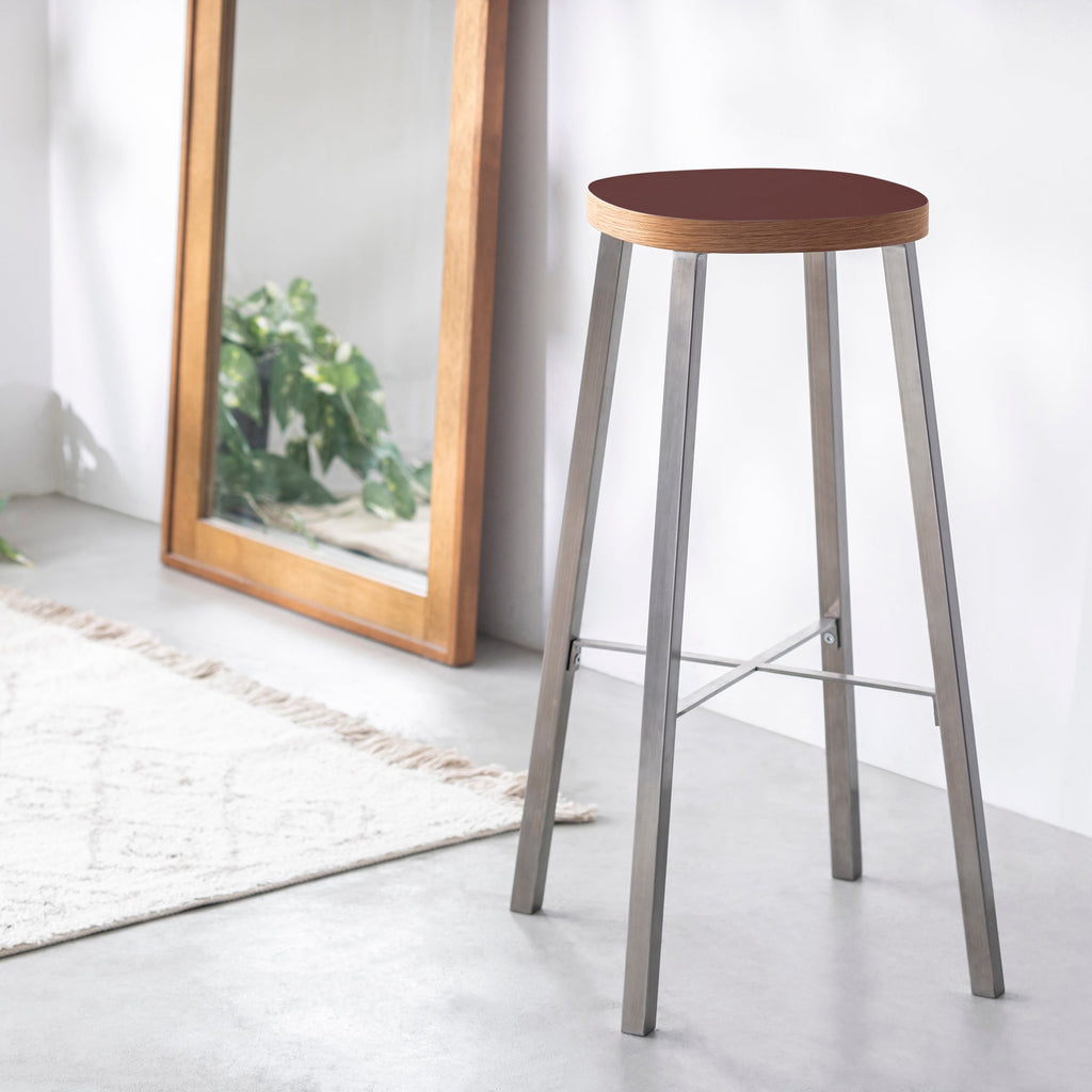 KanademonoのリノリウムBurgundy Squircle座面とステンレスのSlant_Bar脚を合わせたシンプルモダンなHighスツール（使用例）