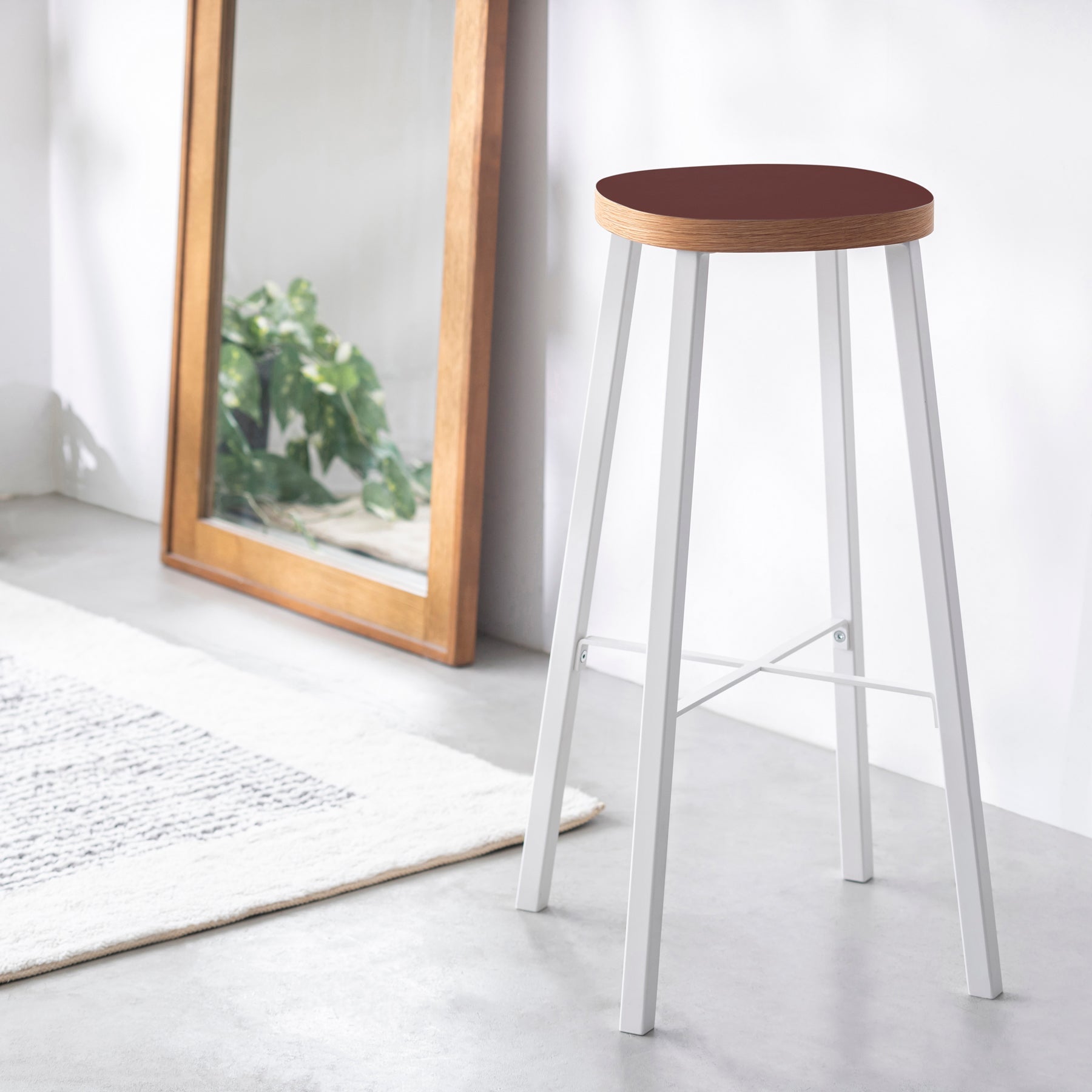 KanademonoのリノリウムBurgundy Squircle座面とホワイトのSlant_Bar脚を合わせたシンプルモダンなHighスツール（使用例）