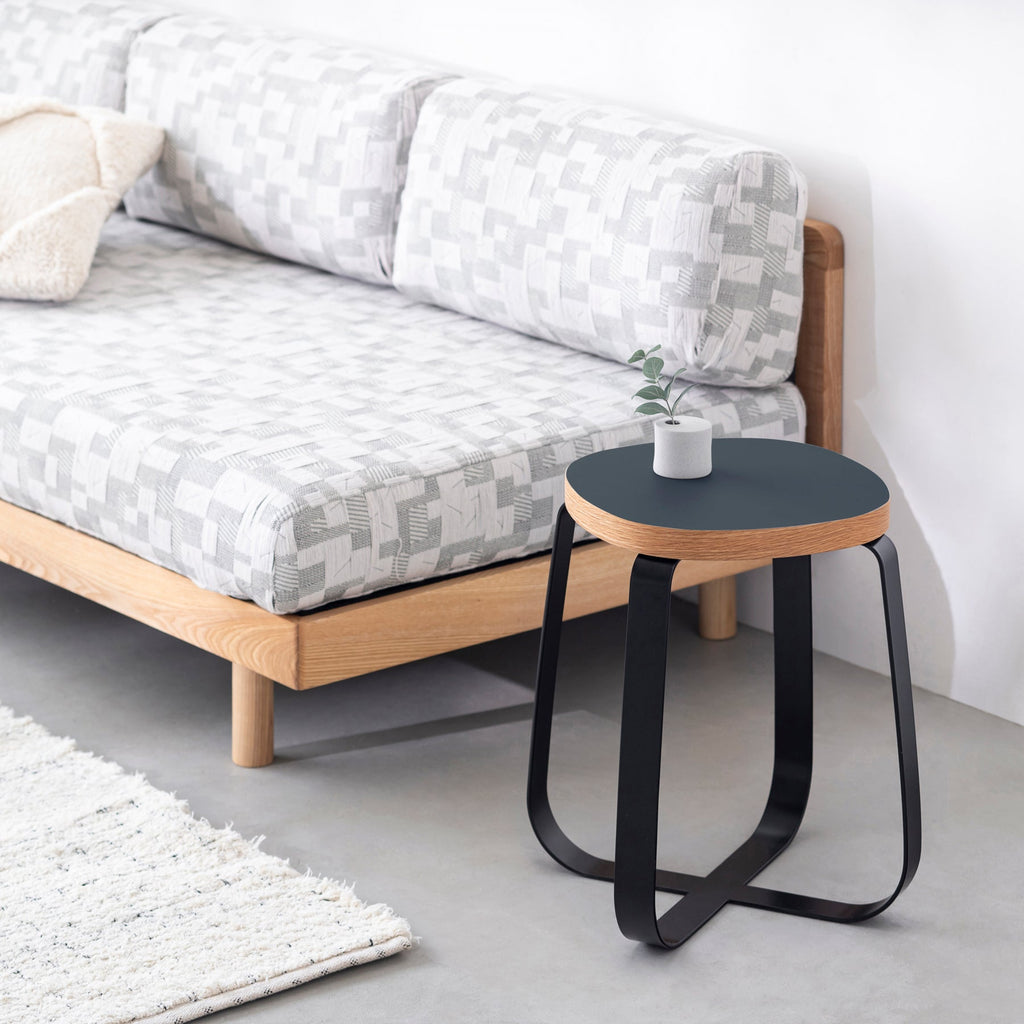 KanademonoのリノリウムSmokey_blue  　Squircle座面とブラックのCross Plate脚を合わせたシンプルモダンなスツール（使用例）