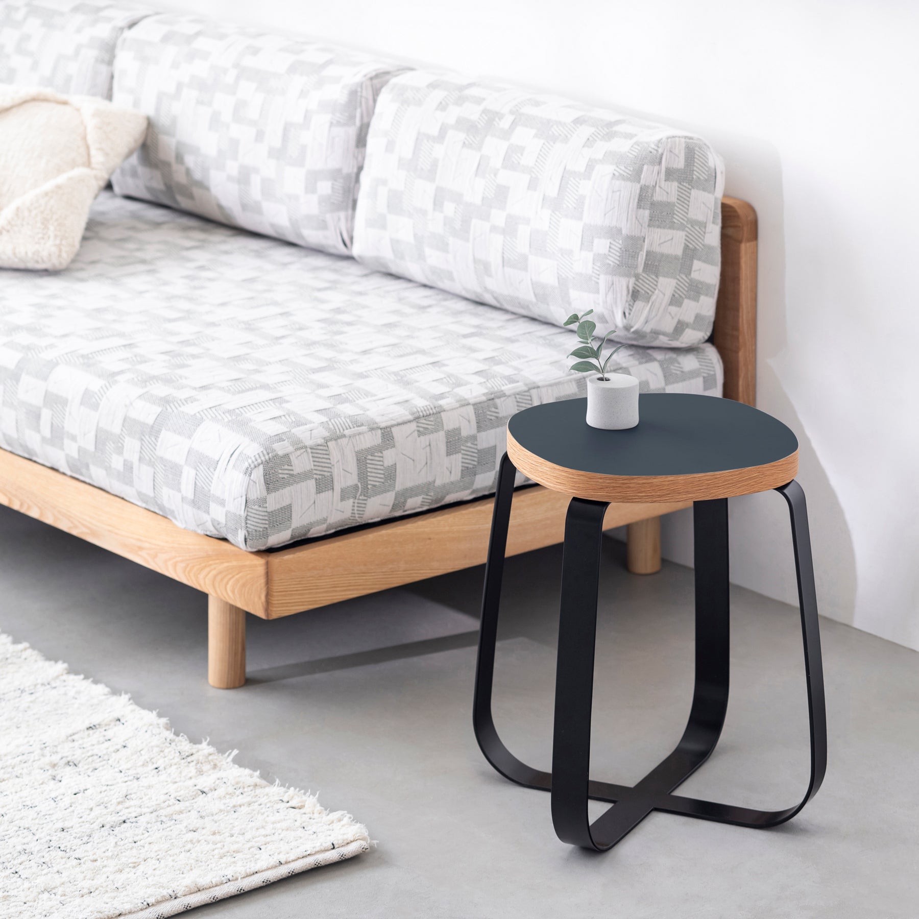 KanademonoのリノリウムSmokey_blue  　Squircle座面とブラックのCross Plate脚を合わせたシンプルモダンなスツール（使用例）