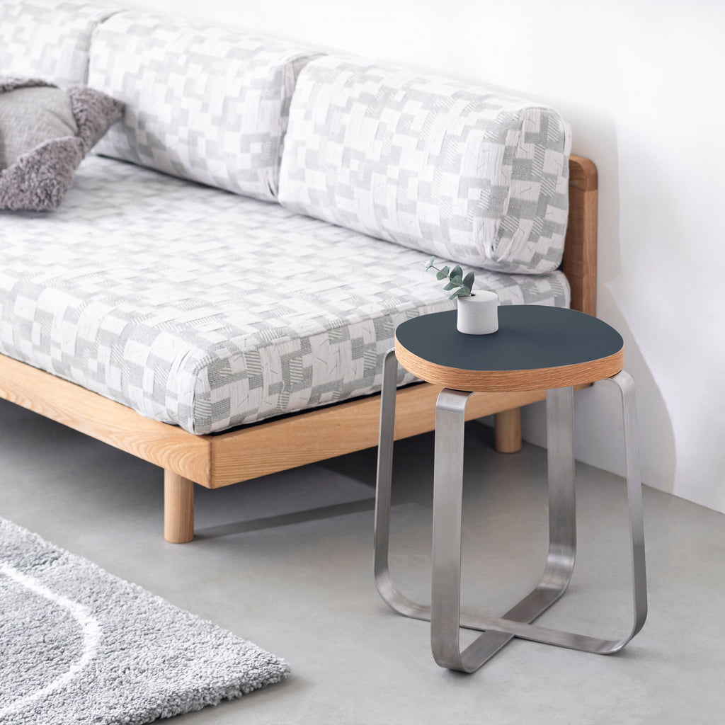 KanademonoのリノリウムSmokey_blue Squircle座面とステンレスのCross_Plate脚を合わせたシンプルモダンなスツール