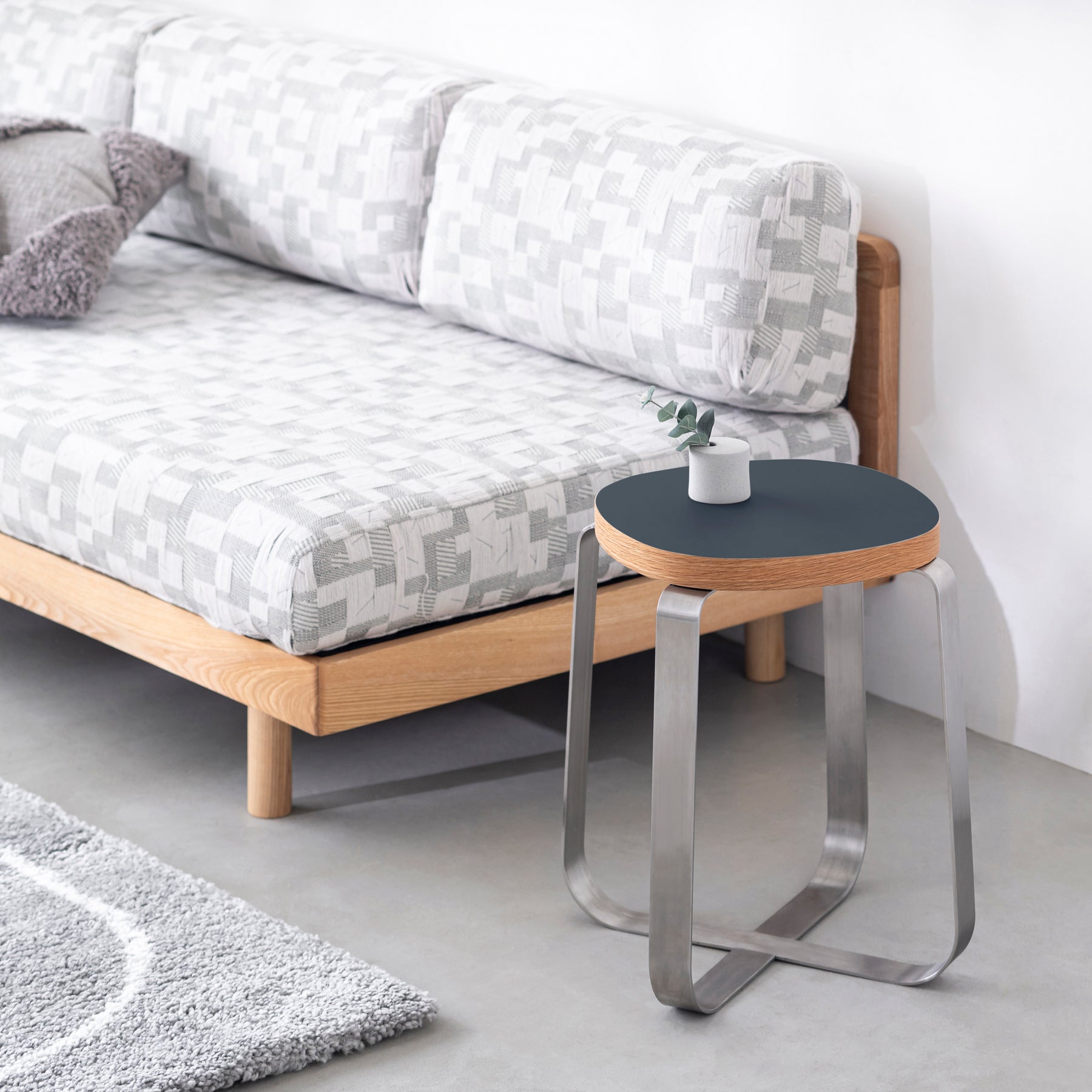 KanademonoのリノリウムSmokey_blue Squircle座面とステンレスのCross_Plate脚を合わせたシンプルモダンなスツール