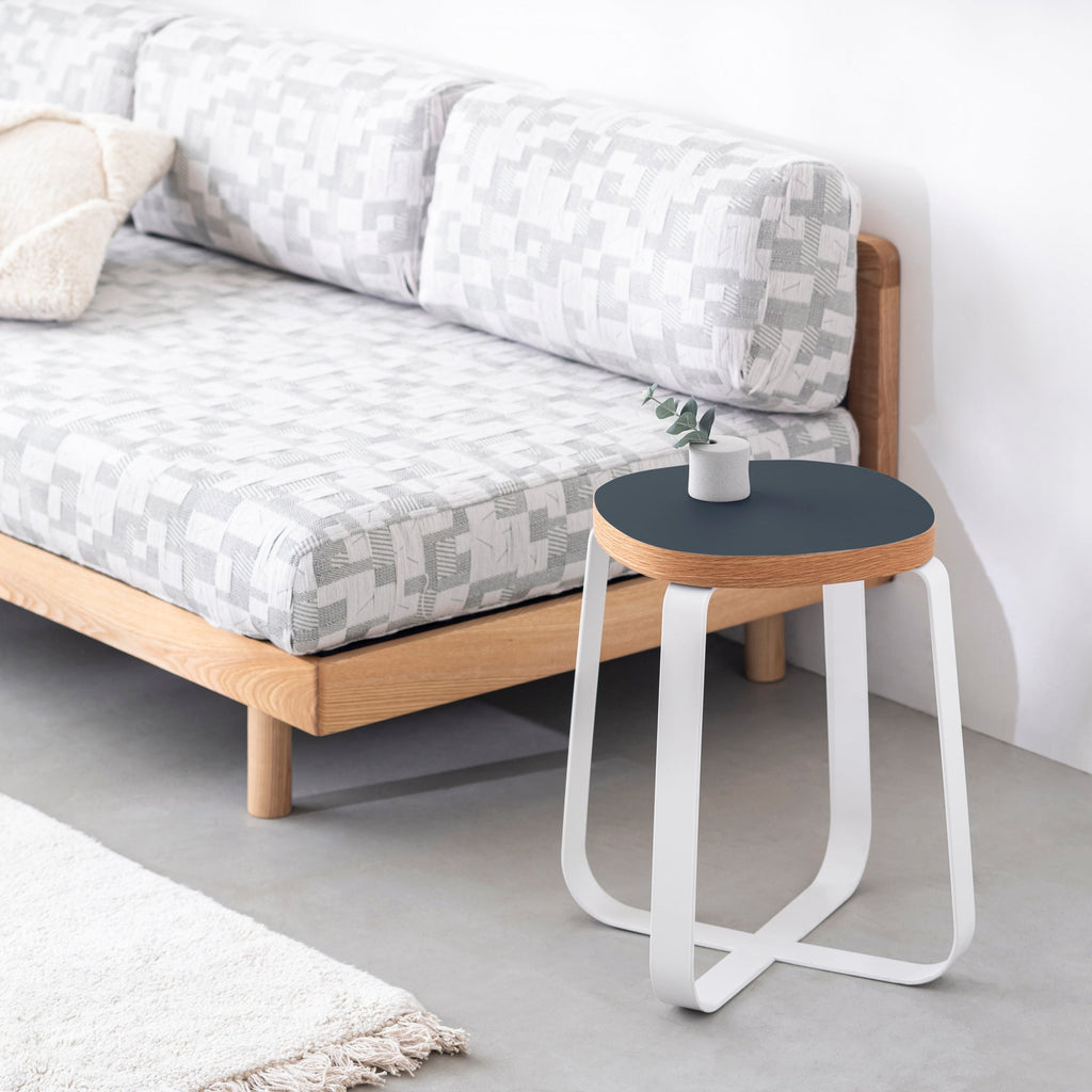 KanademonoのリノリウムSmokey_blue　 Squircle座面とホワイトのCross Plate脚を合わせたシンプルモダンなスツール（使用例）