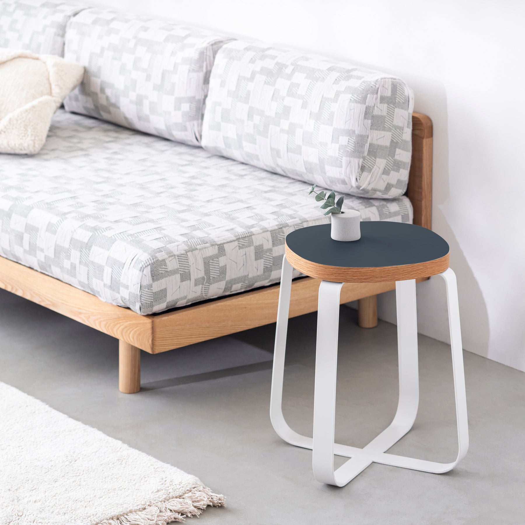 KanademonoのリノリウムSmokey_blue　 Squircle座面とホワイトのCross Plate脚を合わせたシンプルモダンなスツール（使用例）