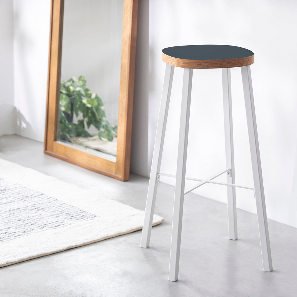 KanademonoのリノリウムSmokey_blue Squircle座面とホワイトのSlant_Bar脚を合わせたシンプルモダンなHighスツールの使用例