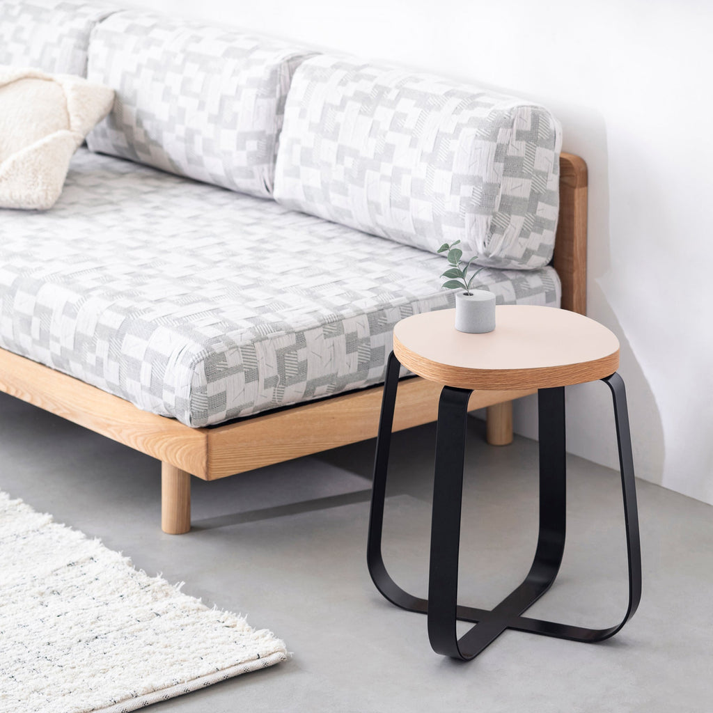 KanademonoのリノリウムPowder Squircle座面とブラックのCross Plate脚を合わせたシンプルモダンなスツール（使用例）