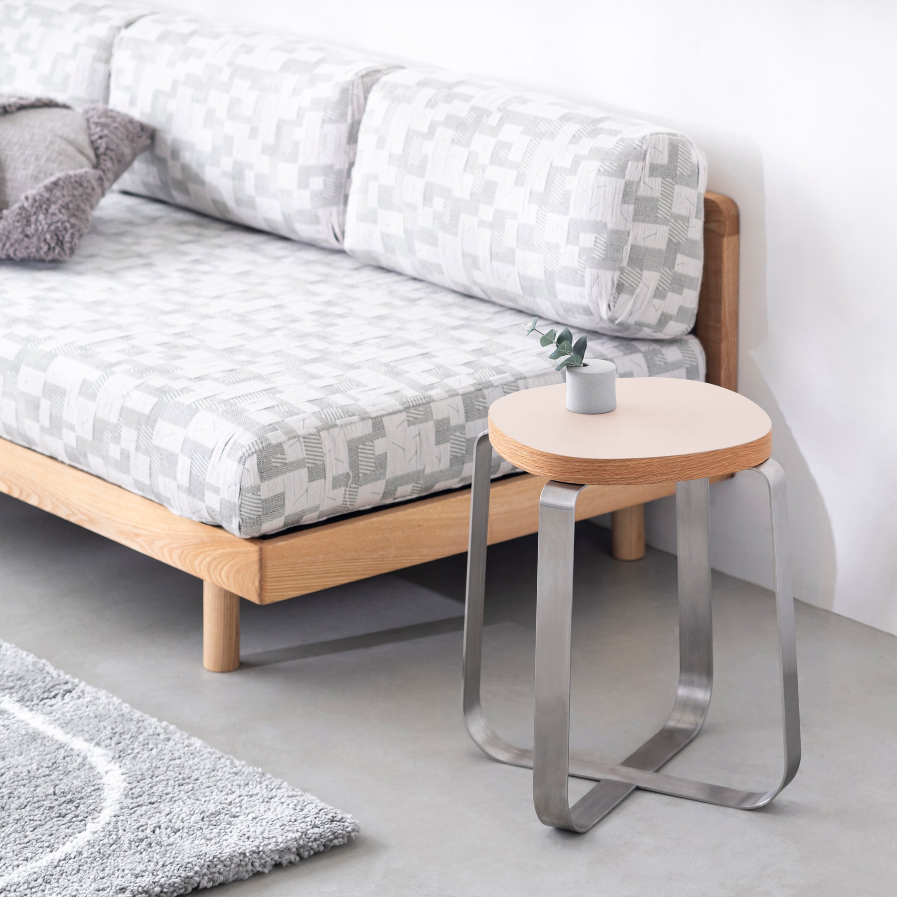 KanademonoのリノリウムPowder Squircle座面とステンレスのCross_Plate脚を合わせたシンプルモダンなスツール