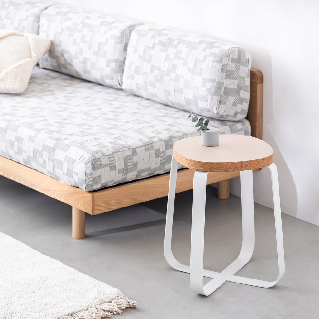 KanademonoのリノリウムPowder Squircle座面とホワイトのCross Plate脚を合わせたシンプルモダンなスツール（使用例）