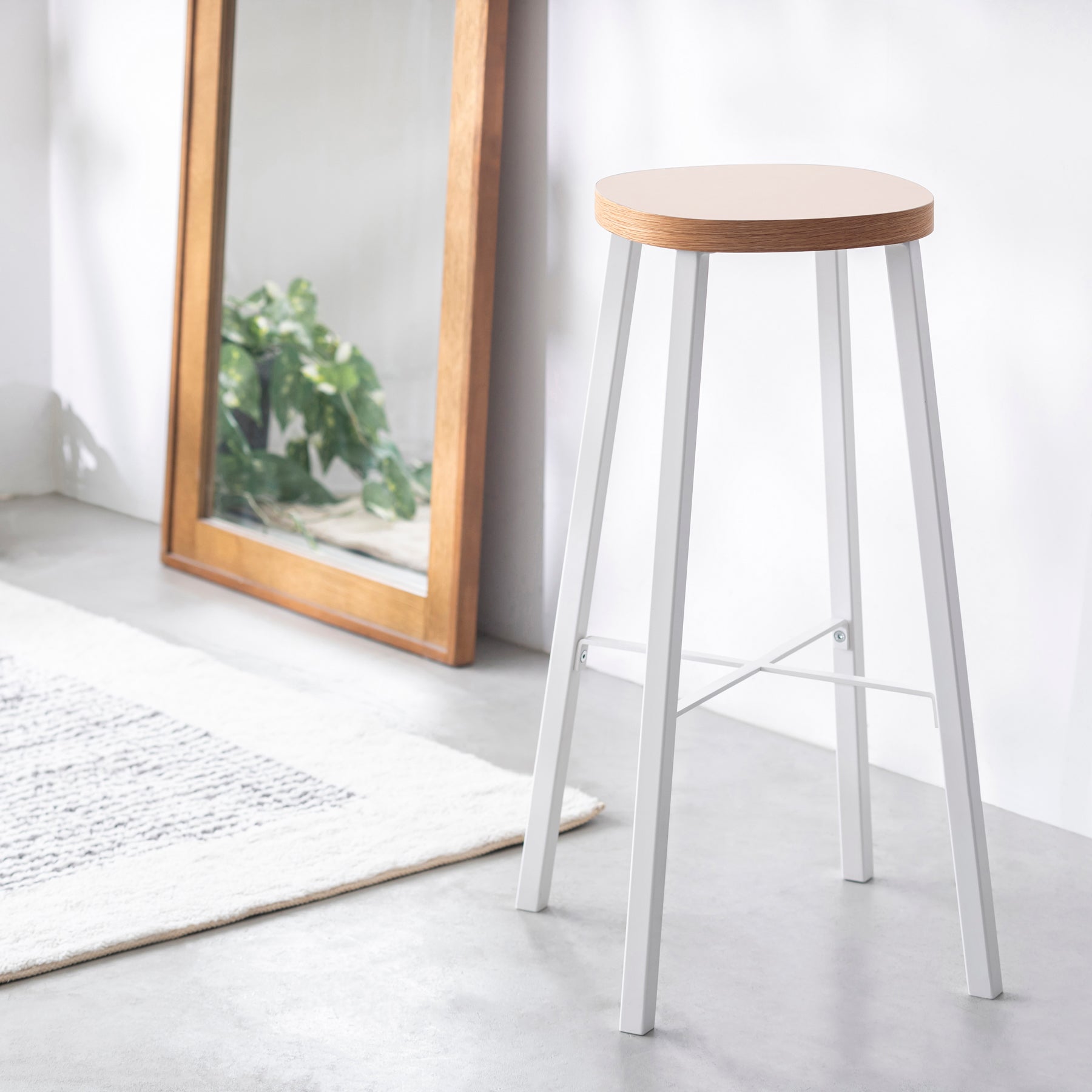 KanademonoのリノリウムPowder Squircle座面とホワイトのSlant_Bar脚を合わせたシンプルモダンなHighスツールの使用例