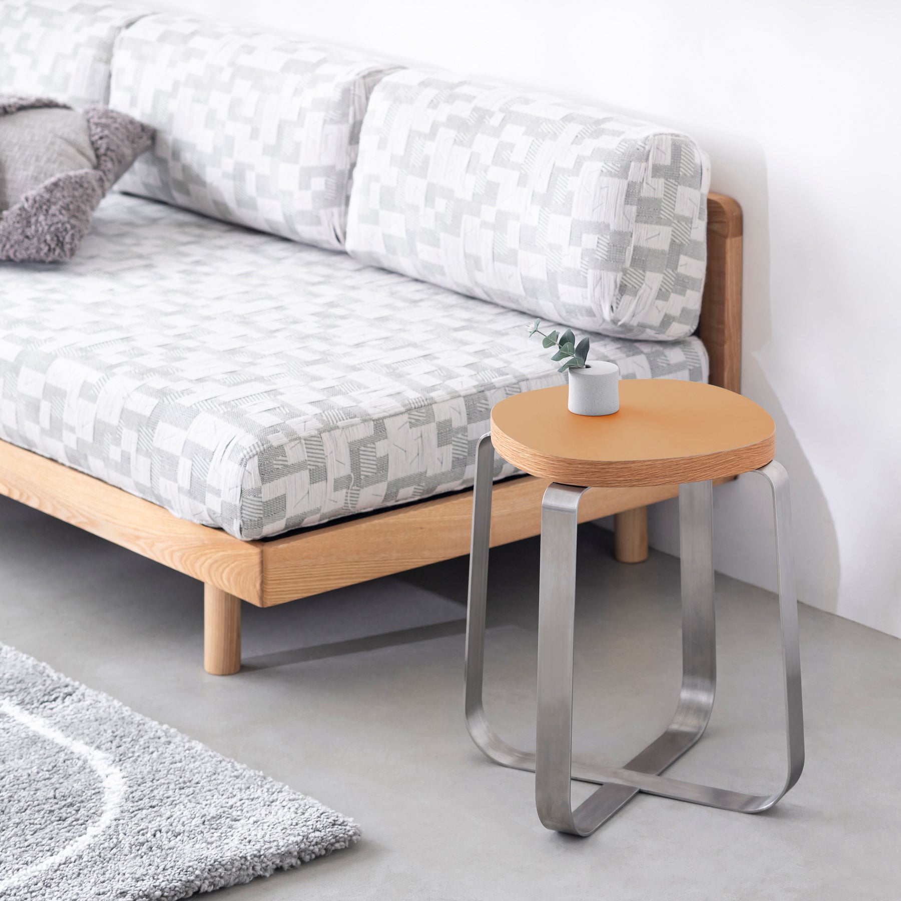 KanademonoのリノリウムClay Squircle座面とステンレスのCross Plate脚を合わせたシンプルモダンなスツール（使用例）