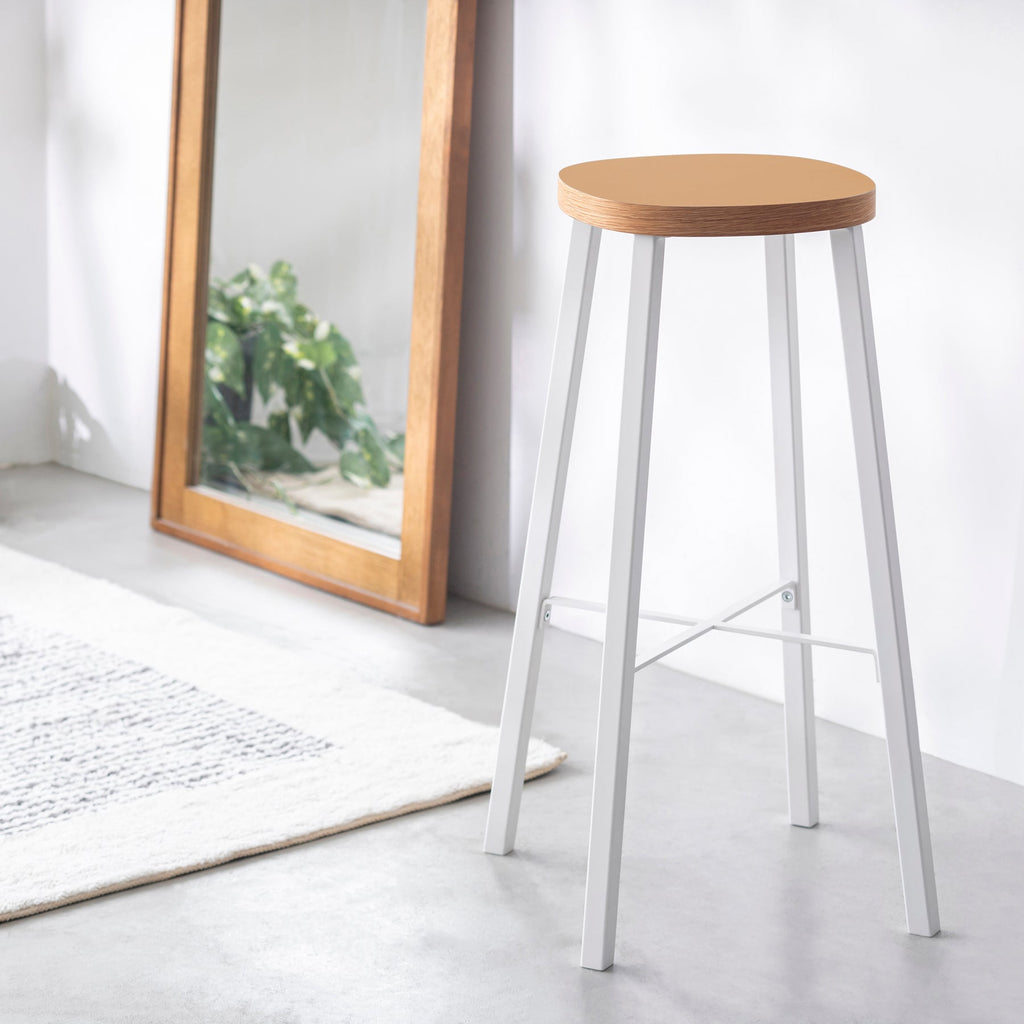 KanademonoのリノリウムClay Squircle座面とホワイトのSlant_Bar脚を合わせたシンプルモダンなHighスツール（使用例）