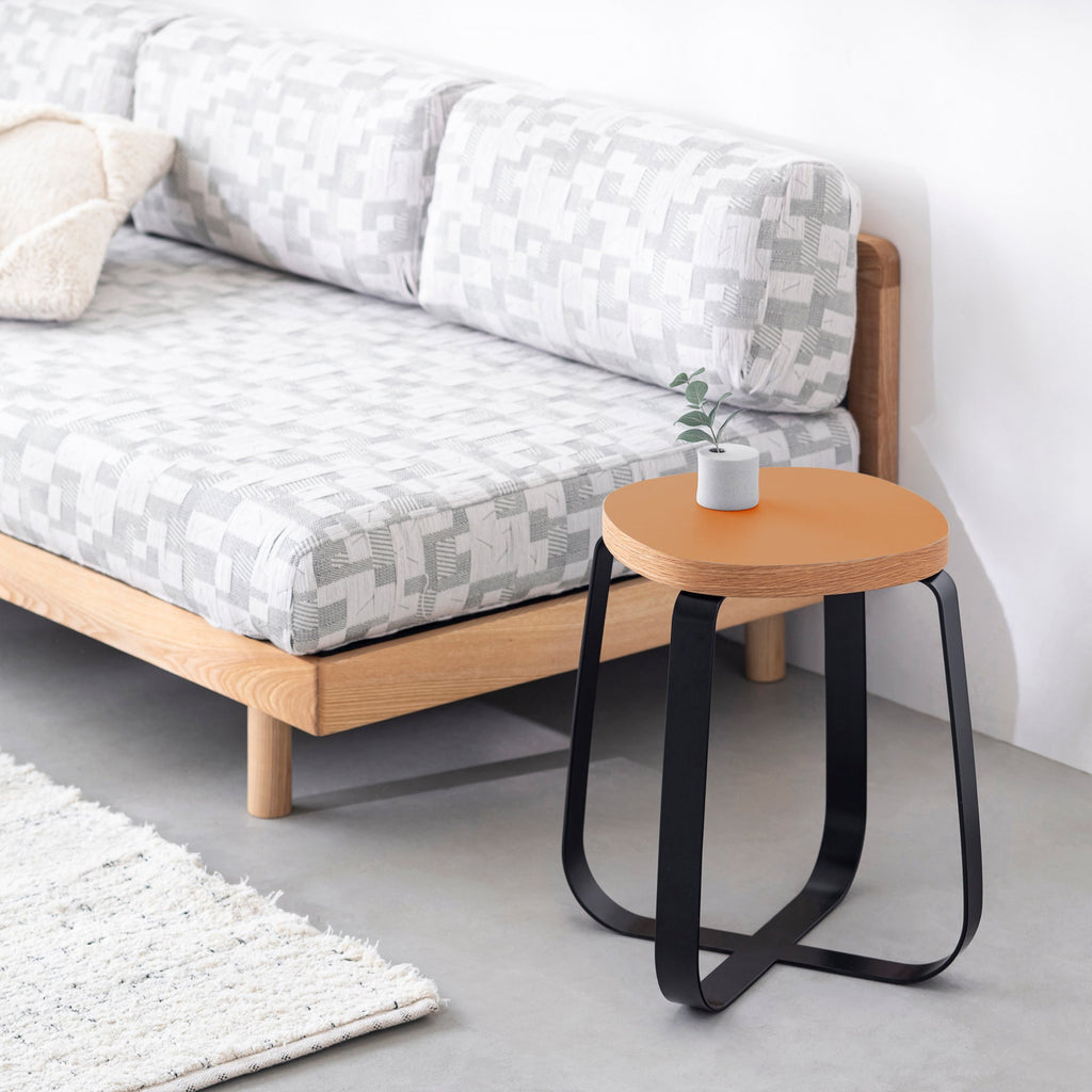 KanademonoのリノリウムLeather Squircle座面とブラックのCross Plate脚を合わせたシンプルモダンなスツール（使用例）