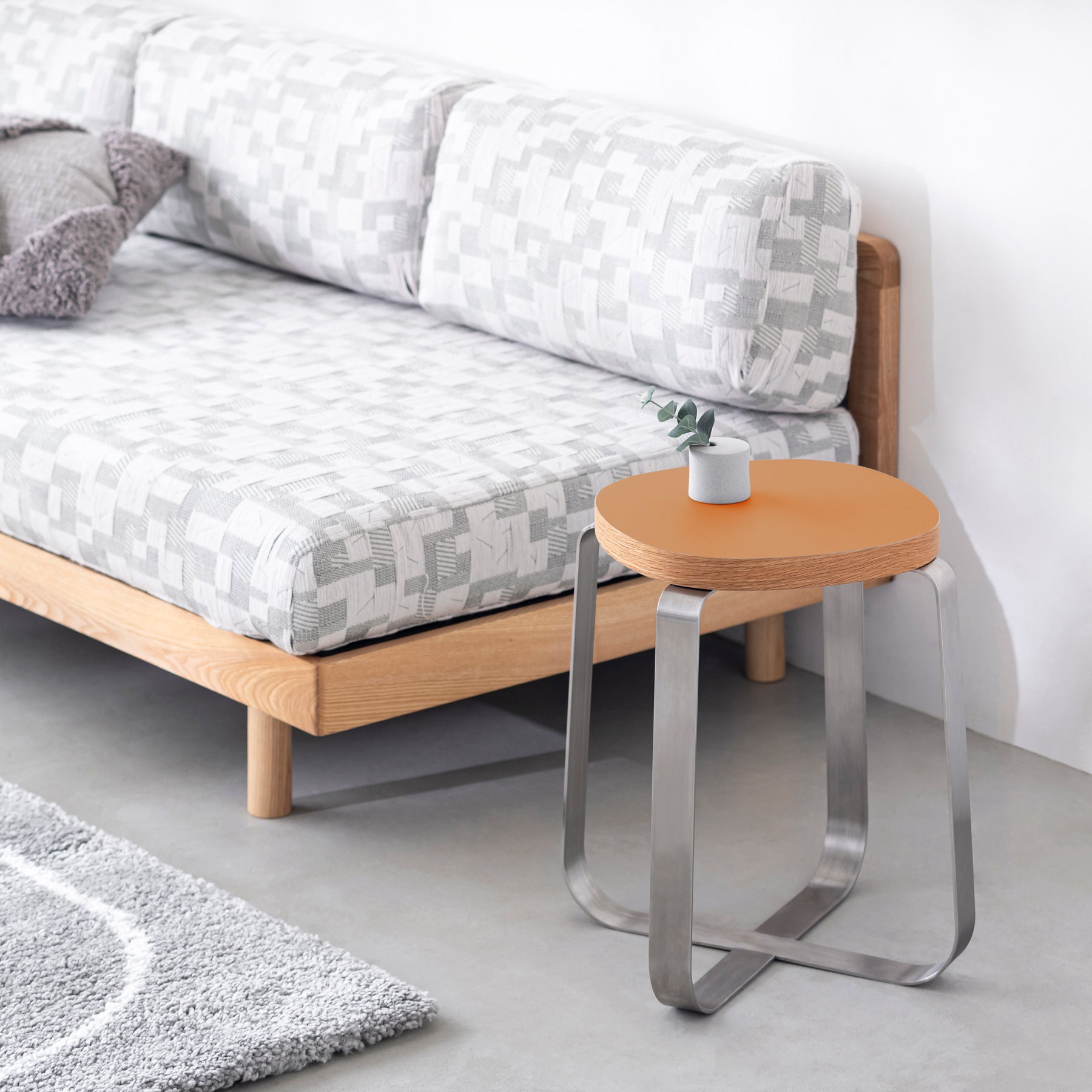 KanademonoのリノリウムLeather Squircle座面とステンレスのCross_Plate脚を合わせたシンプルモダンなスツール