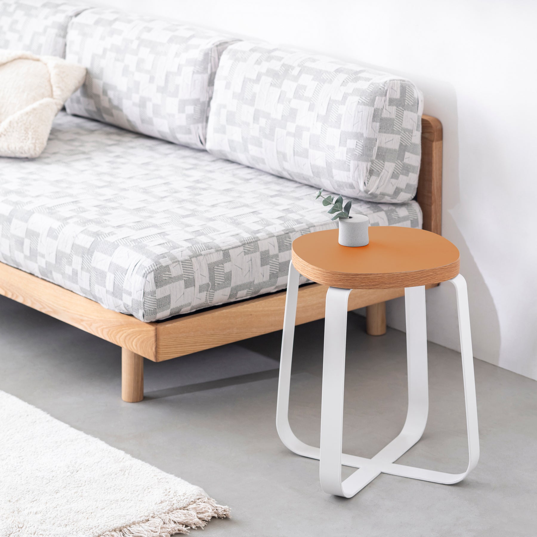 KanademonoのリノリウムLeather Squircle座面とホワイトのCross Plate脚を合わせたシンプルモダンなスツール（使用例）