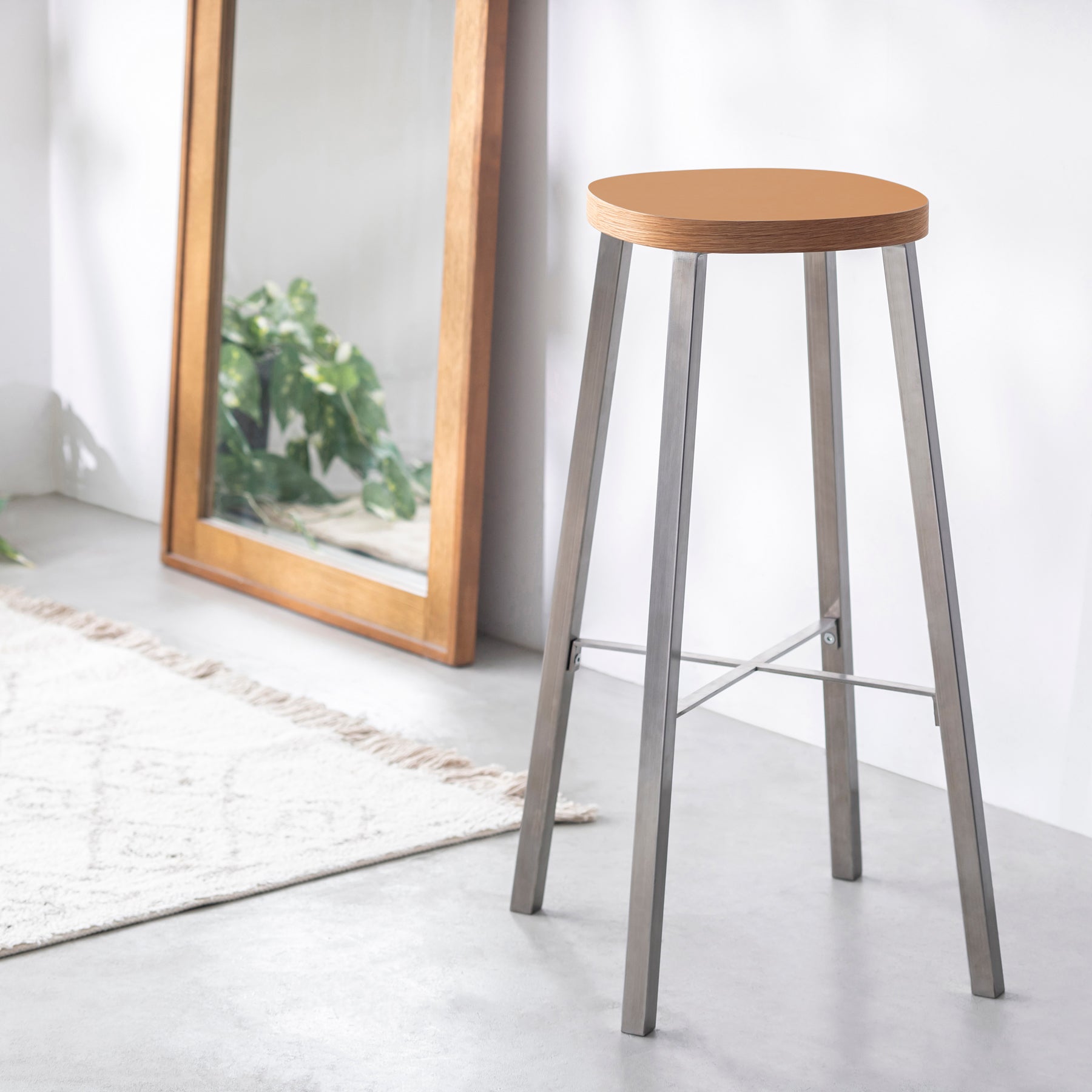 KanademonoのリノリウムLeather Squircle座面とステンレスのSlant_Bar脚を合わせたシンプルモダンなHighスツール（使用例）