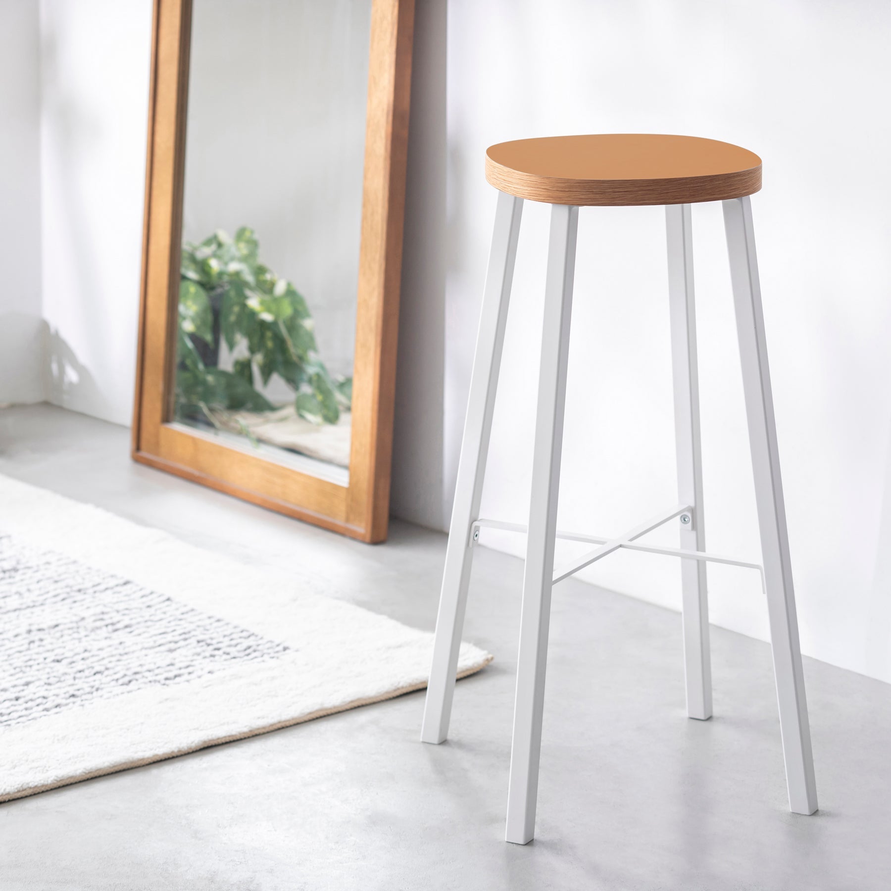 KanademonoのリノリウムLeather Squircle座面とホワイトのSlant_Bar脚を合わせたシンプルモダンなHighスツールの使用例