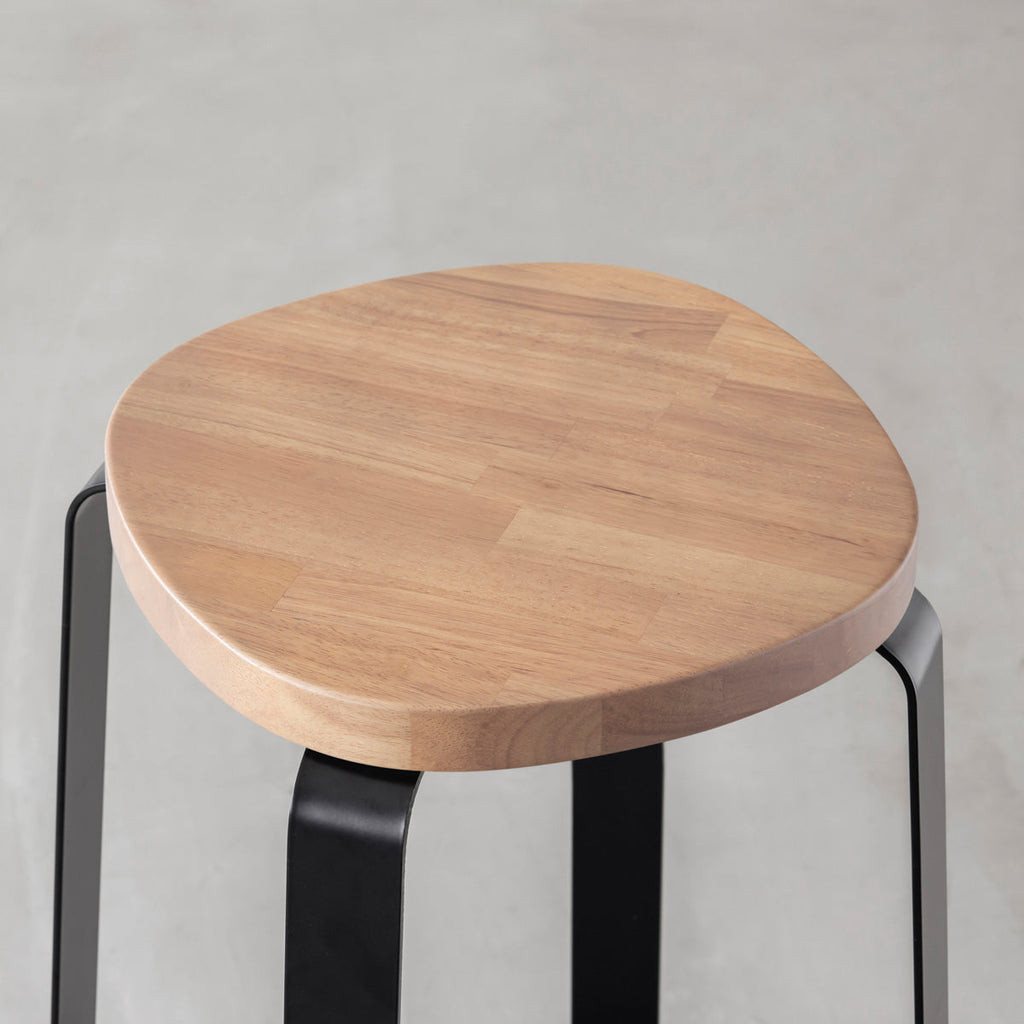 KANADEMONOのラバーウッド アッシュグレーSquircle座面とブラックのCross Plate脚を合わせたシンプルモダンなハイスツール（座面）