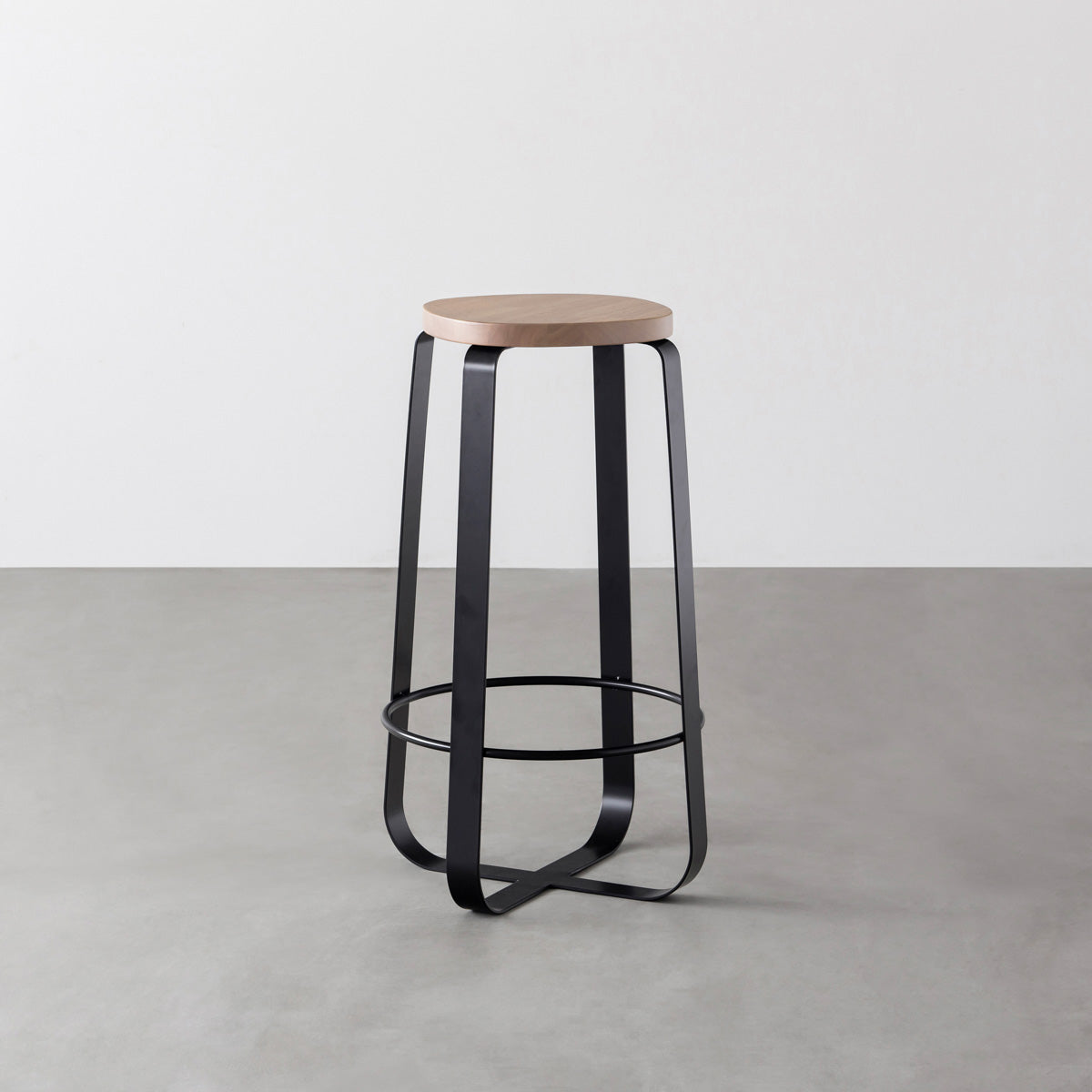 KANADEMONOのラバーウッド アッシュグレーSquircle座面とブラックのCross Plate脚を合わせたシンプルモダンなハイスツール