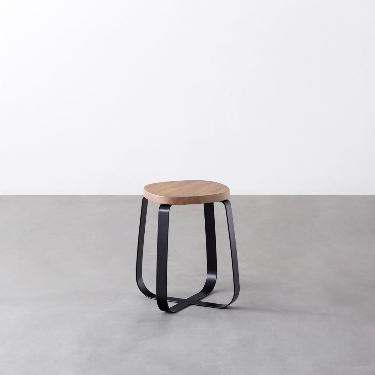 KANADEMONOのラバーウッド アッシュグレーSquircle座面とブラックのCross Plate脚を合わせたシンプルモダンなスツール