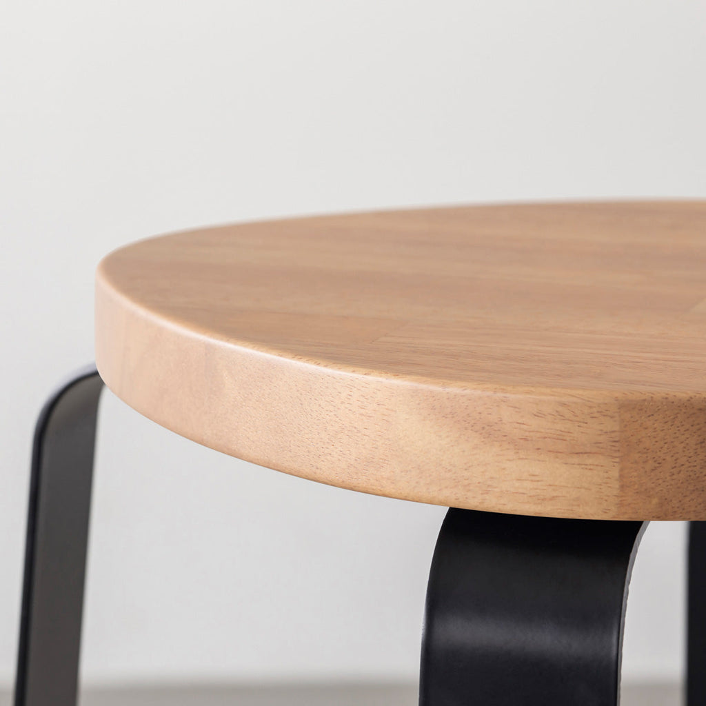 KANADEMONOのラバーウッド アッシュグレーSquircle座面とブラックのCross Plate脚を合わせたシンプルモダンなスツール（座面側面）