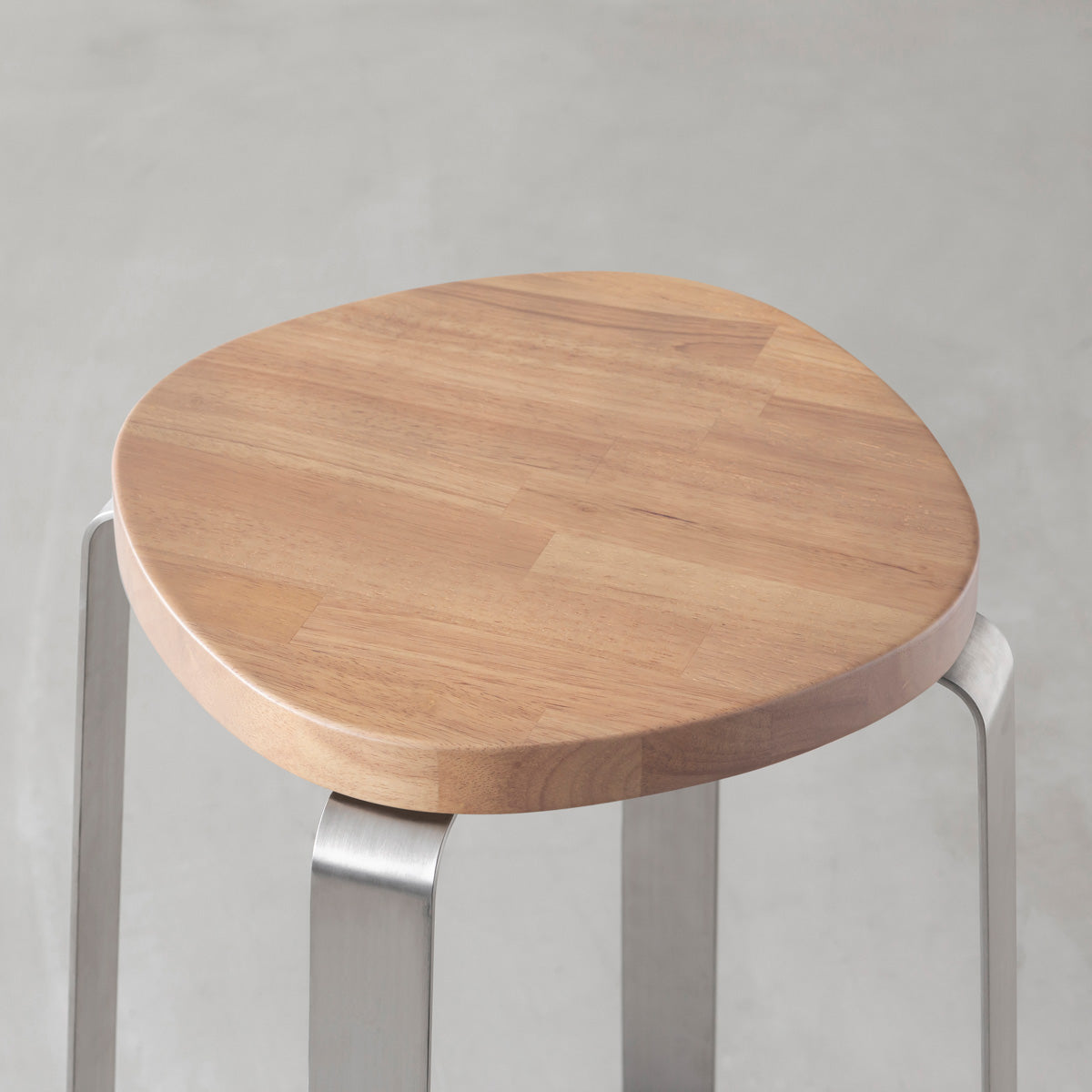 KANADEMONOのラバーウッド アッシュグレーSquircle座面とステンレスのCross Plate脚を合わせたシンプルモダンなハイスツール（座面）