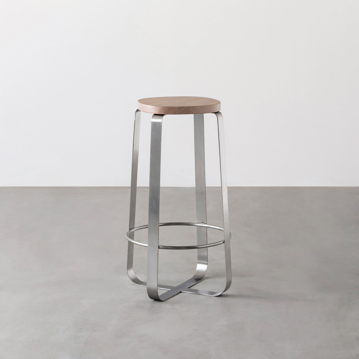 KANADEMONOのラバーウッド アッシュグレーSquircle座面とステンレスのCross Plate脚を合わせたシンプルモダンなハイスツール