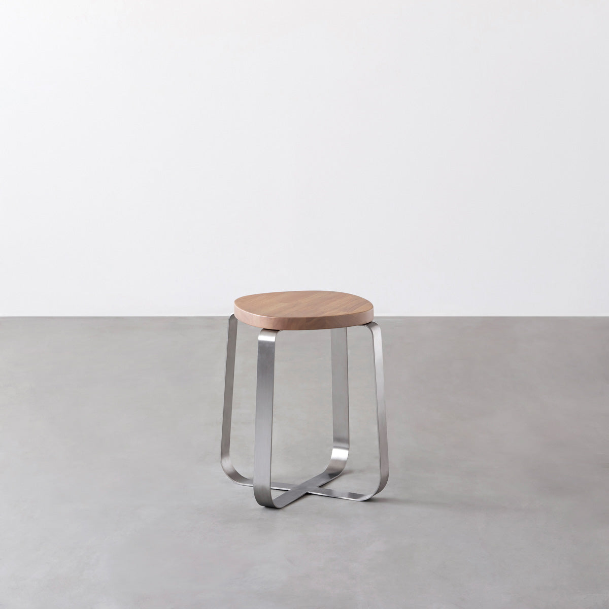 KANADEMONOのラバーウッド アッシュグレーSquircle座面とステンレスのCross Plate脚を合わせたシンプルモダンなスツール