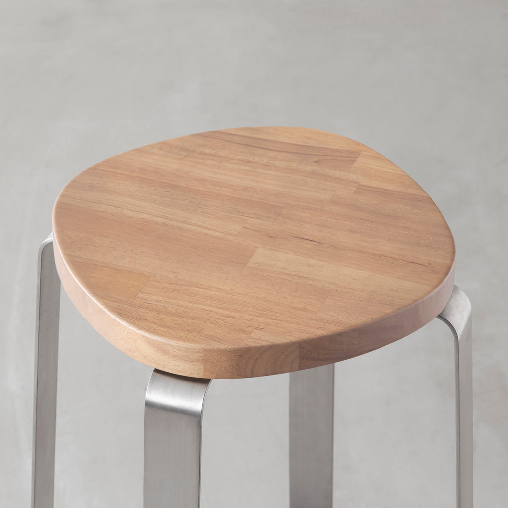 KANADEMONOのラバーウッド アッシュグレーSquircle座面とステンレスのCross Plate脚を合わせたシンプルモダンなスツール（座面）