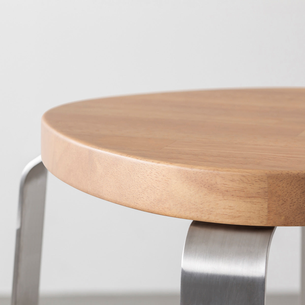 KANADEMONOのラバーウッド アッシュグレーSquircle座面とステンレスのCross Plate脚を合わせたシンプルモダンなスツール（座面側面）
