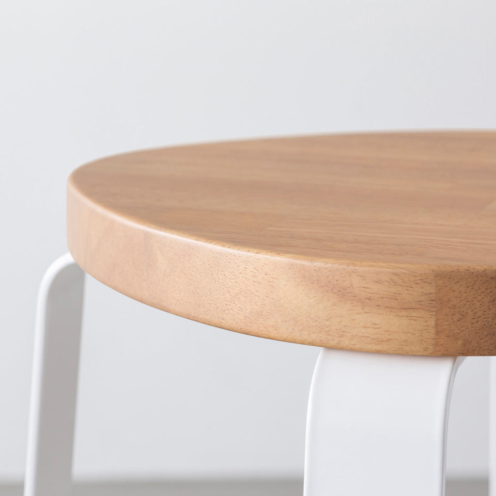 KANADEMONOのラバーウッド アッシュグレーSquircle座面とホワイトのCross Plate脚を合わせたシンプルモダンなハイスツール（座面側面）