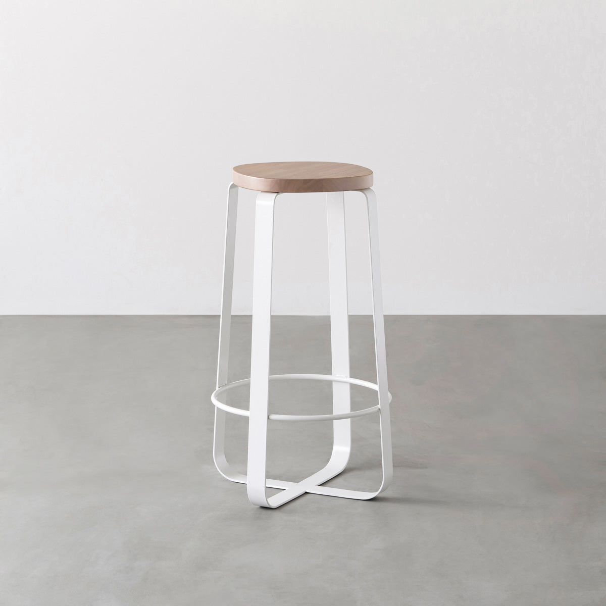 KANADEMONOのラバーウッド アッシュグレーSquircle座面とホワイトのCross Plate脚を合わせたシンプルモダンなハイスツール