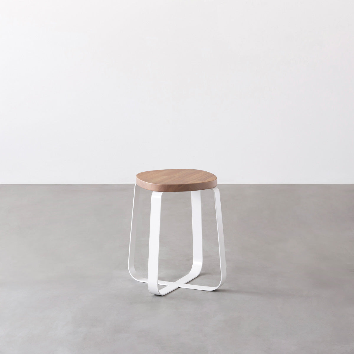 KANADEMONOのラバーウッド アッシュグレーSquircle座面とホワイトのCross Plate脚を合わせたシンプルモダンなスツール