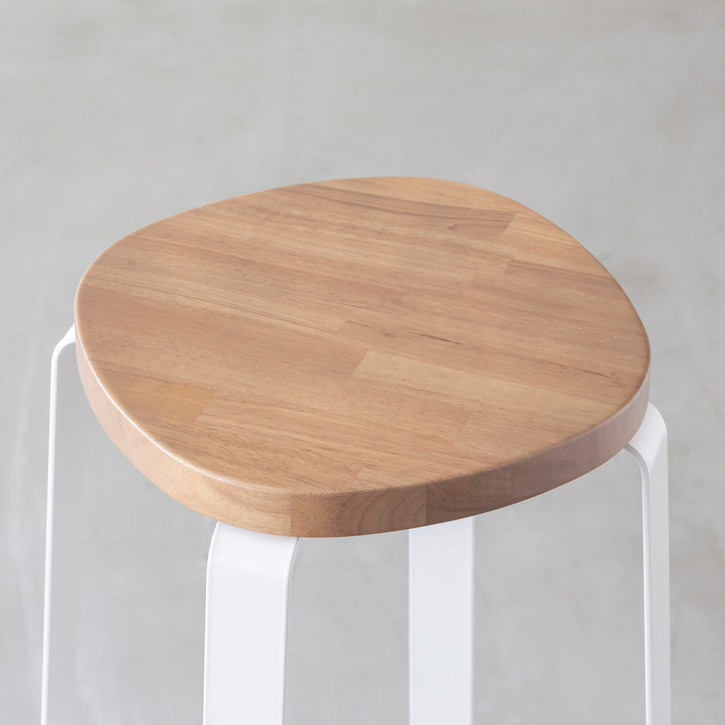 KANADEMONOのラバーウッド アッシュグレーSquircle座面とホワイトのCross Plate脚を合わせたシンプルモダンなスツール（座面）