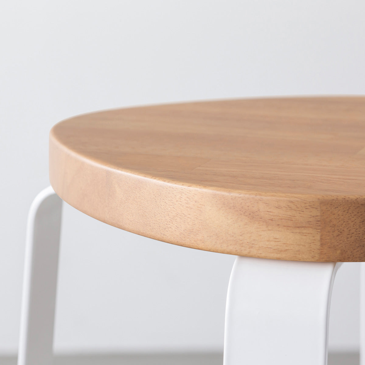 KANADEMONOのラバーウッド アッシュグレーSquircle座面とホワイトのCross Plate脚を合わせたシンプルモダンなスツール（座面側面）