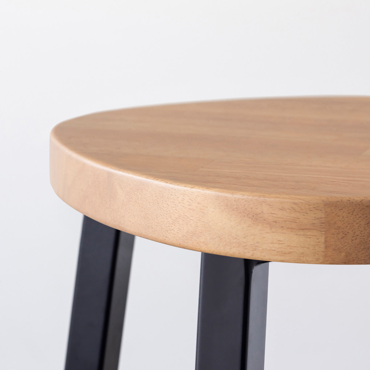 KANADEMONOのラバーウッド アッシュグレーSquircle座面とブラックのSlant Bar脚を合わせたシンプルモダンなハイスツール（座面側面）