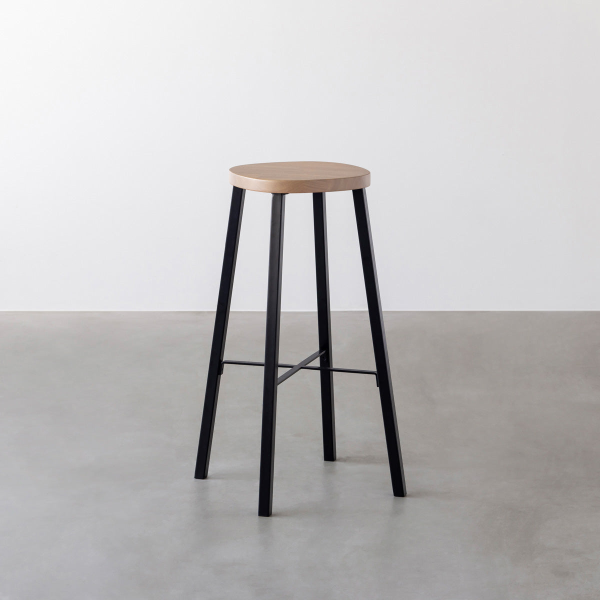 KANADEMONOのラバーウッド アッシュグレーSquircle座面とブラックのSlant Bar脚を合わせたシンプルモダンなハイスツール