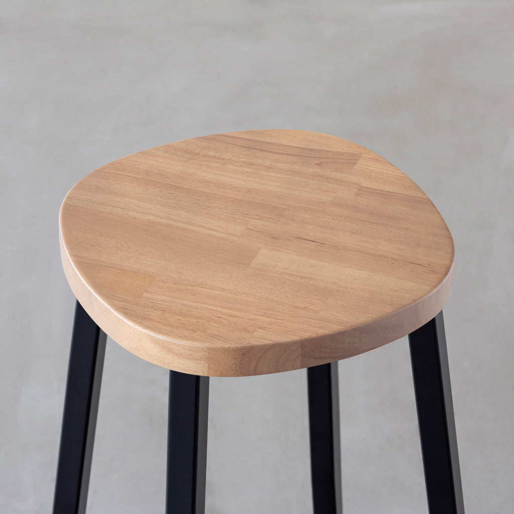 KANADEMONOのラバーウッド アッシュグレーSquircle座面とブラックのSlant Bar脚を合わせたシンプルモダンなスツール（座面）
