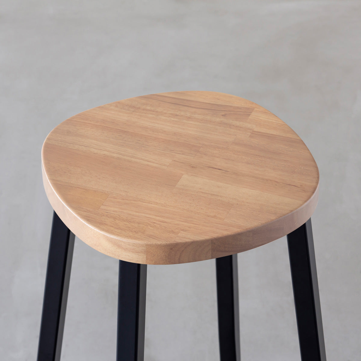 KANADEMONOのラバーウッド アッシュグレーSquircle座面とブラックのSlant Bar脚を合わせたシンプルモダンなスツール（座面）