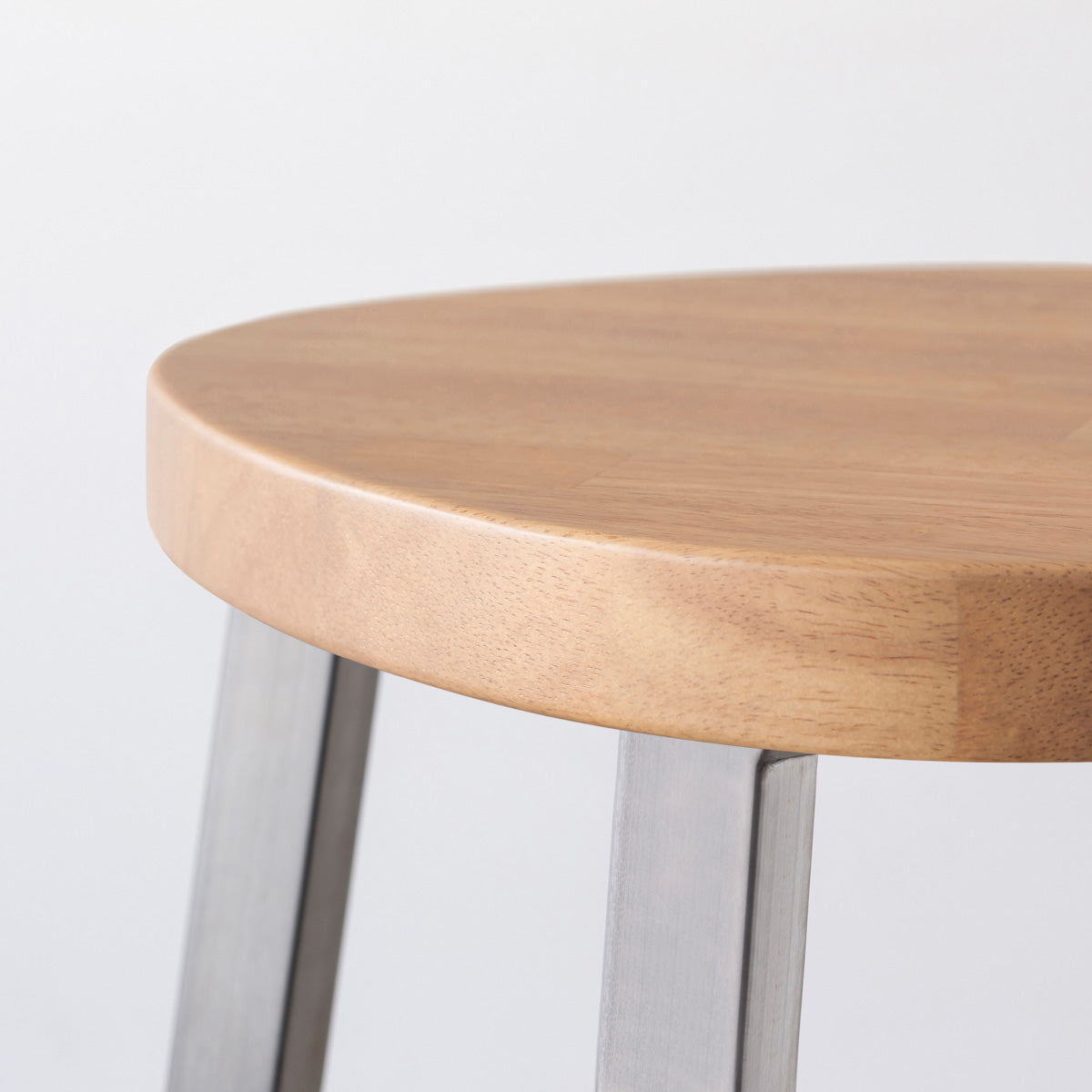 KANADEMONOのラバーウッド アッシュグレーSquircle座面とステンレスのSlant Bar脚を合わせたシンプルモダンなハイスツール（座面側面）